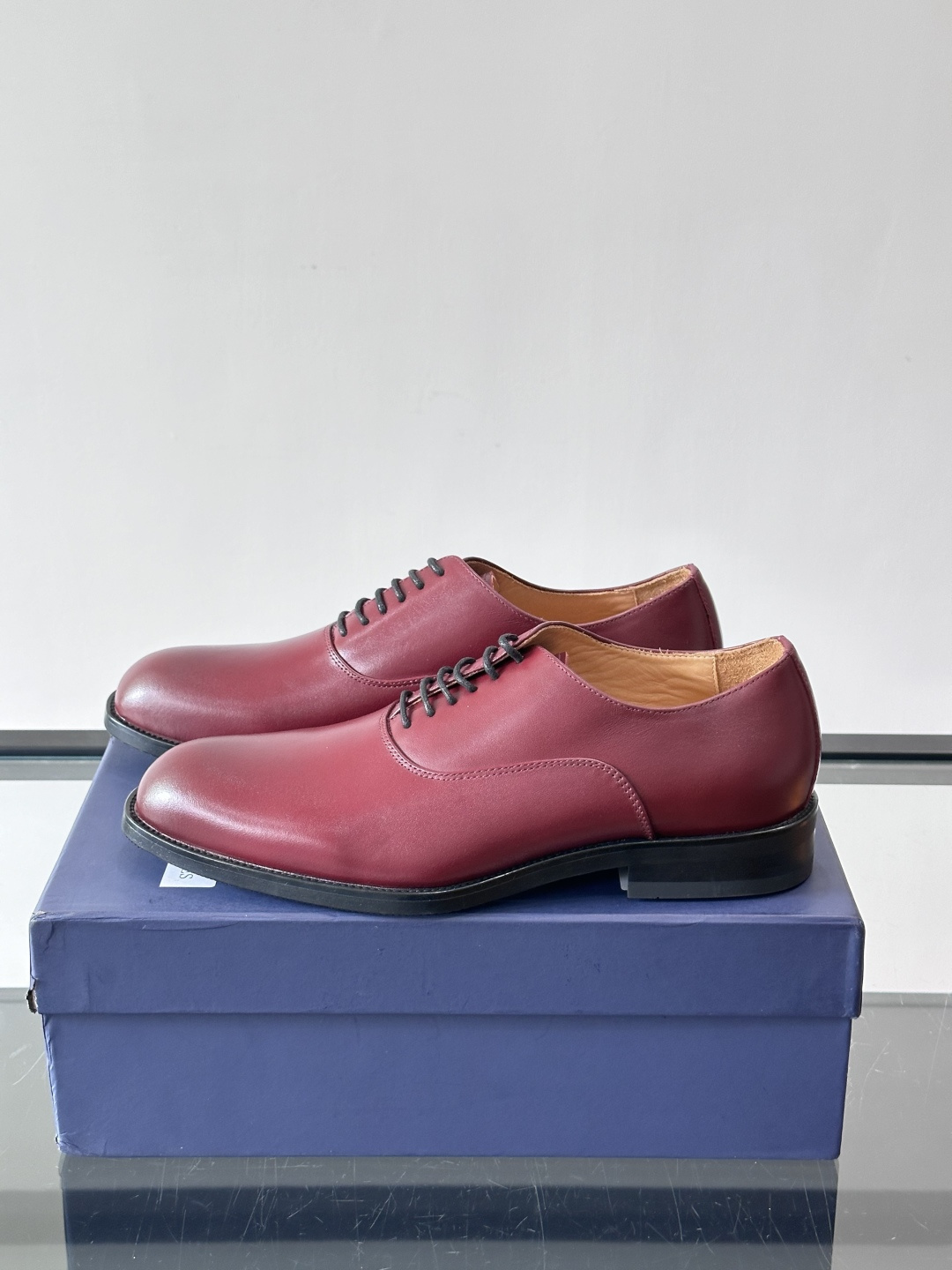 J·M男士布洛克皮鞋，采用头层牛皮，表面手工擦色，复古感满满✨。经典布洛克雕花+三接头设计，商务正装、婚