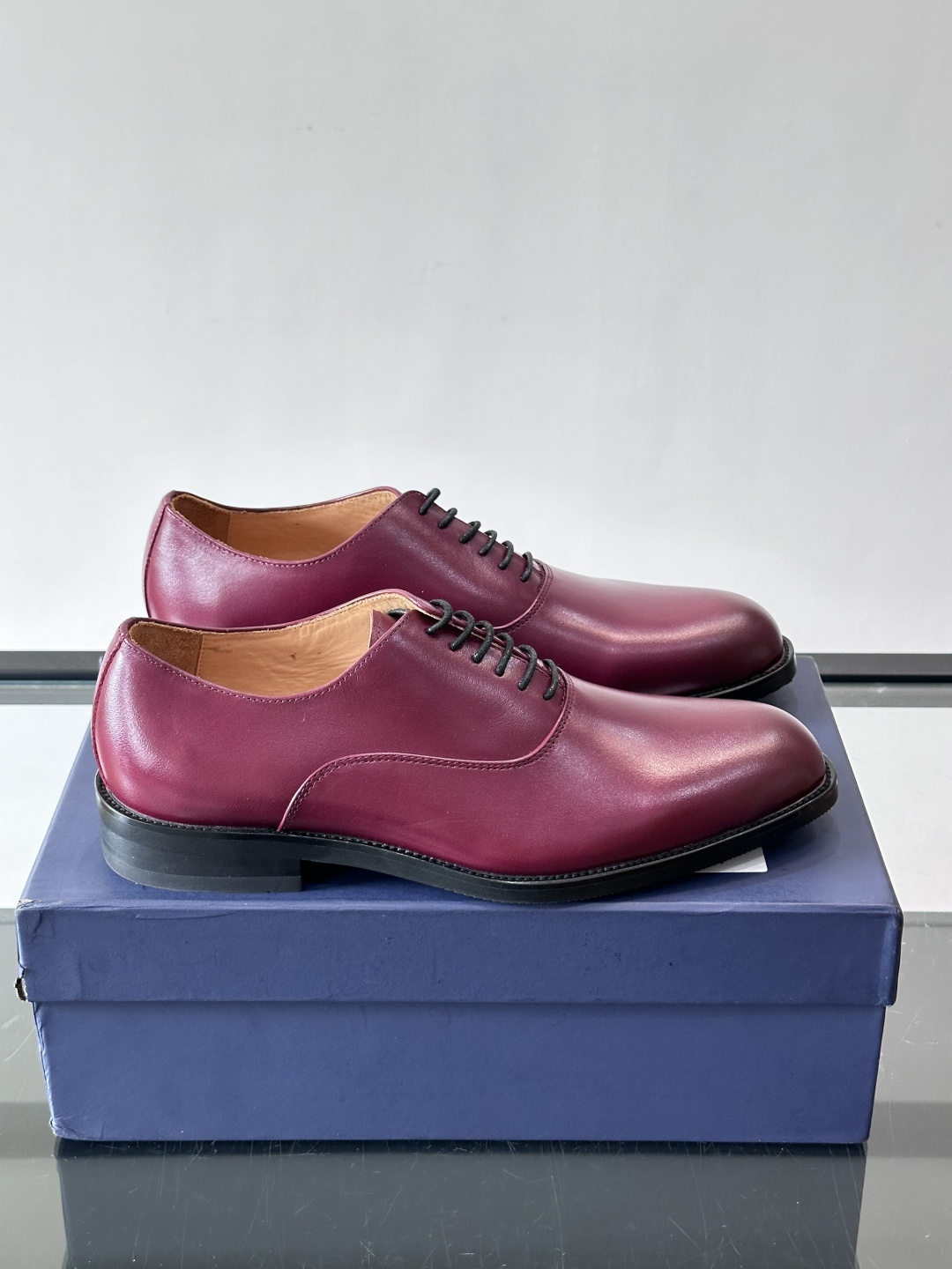 J·M男士布洛克皮鞋，采用头层牛皮，表面手工擦色，复古感满满✨。经典布洛克雕花+三接头设计，商务正装、婚