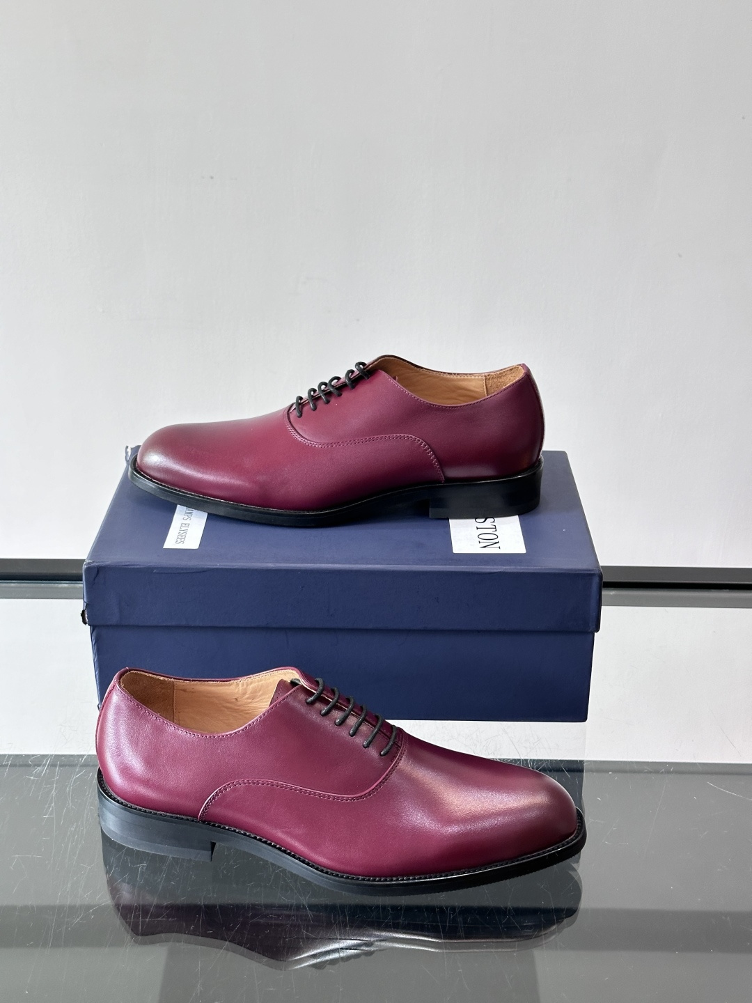 J·M男士布洛克皮鞋，采用头层牛皮，表面手工擦色，复古感满满✨。经典布洛克雕花+三接头设计，商务正装、婚