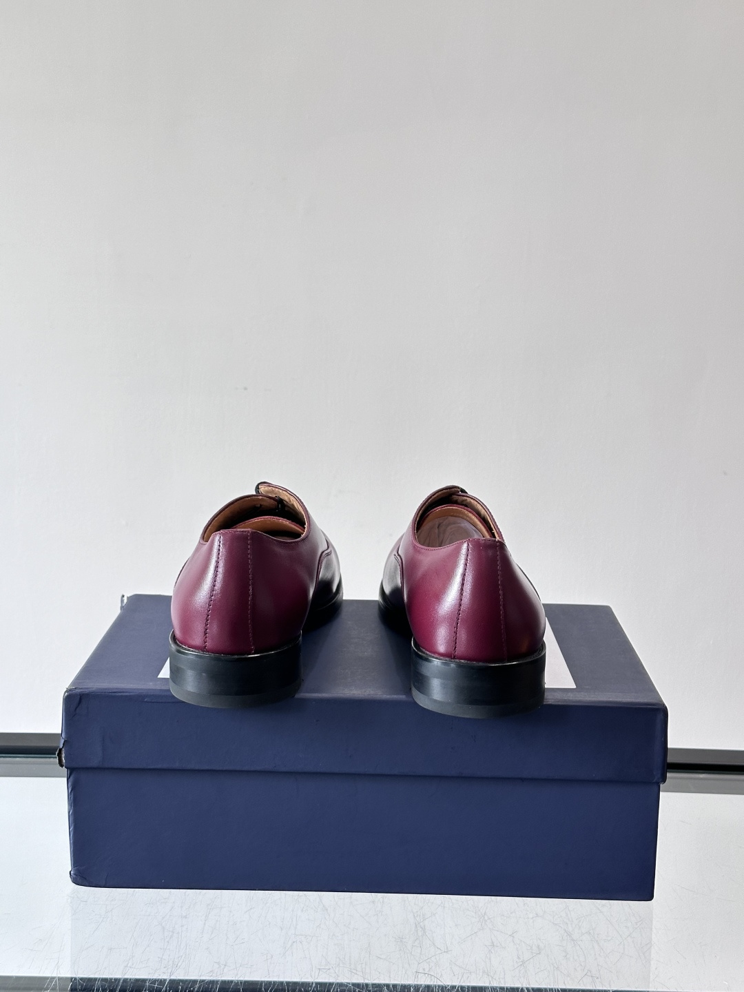 J·M男士布洛克皮鞋，采用头层牛皮，表面手工擦色，复古感满满✨。经典布洛克雕花+三接头设计，商务正装、婚