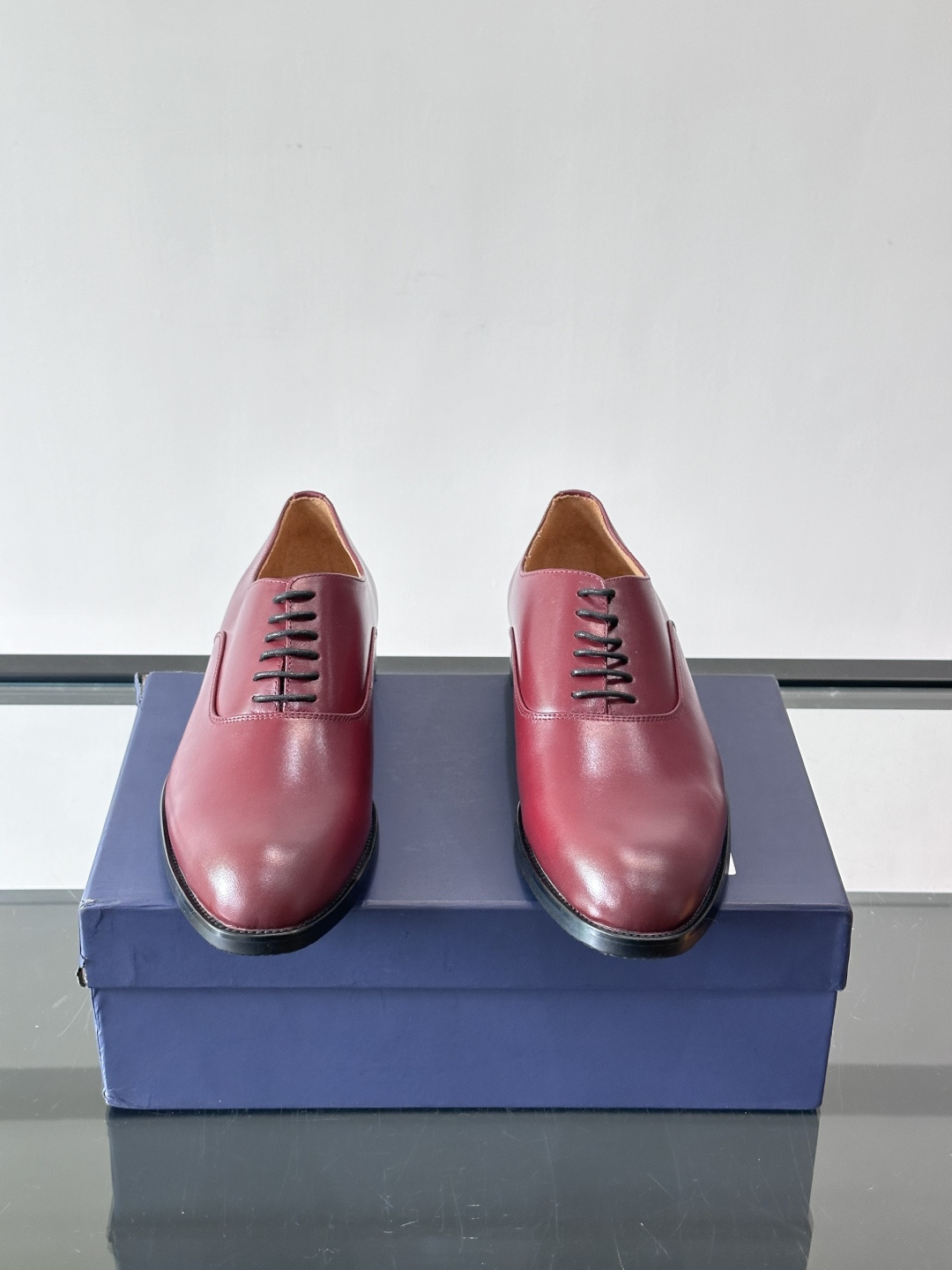 J·M男士布洛克皮鞋，采用头层牛皮，表面手工擦色，复古感满满✨。经典布洛克雕花+三接头设计，商务正装、婚