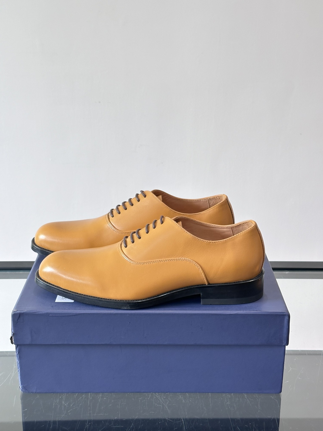 J·M男士布洛克皮鞋，采用头层牛皮，表面手工擦色，复古感满满✨。经典布洛克雕花+三接头设计，商务正装、婚