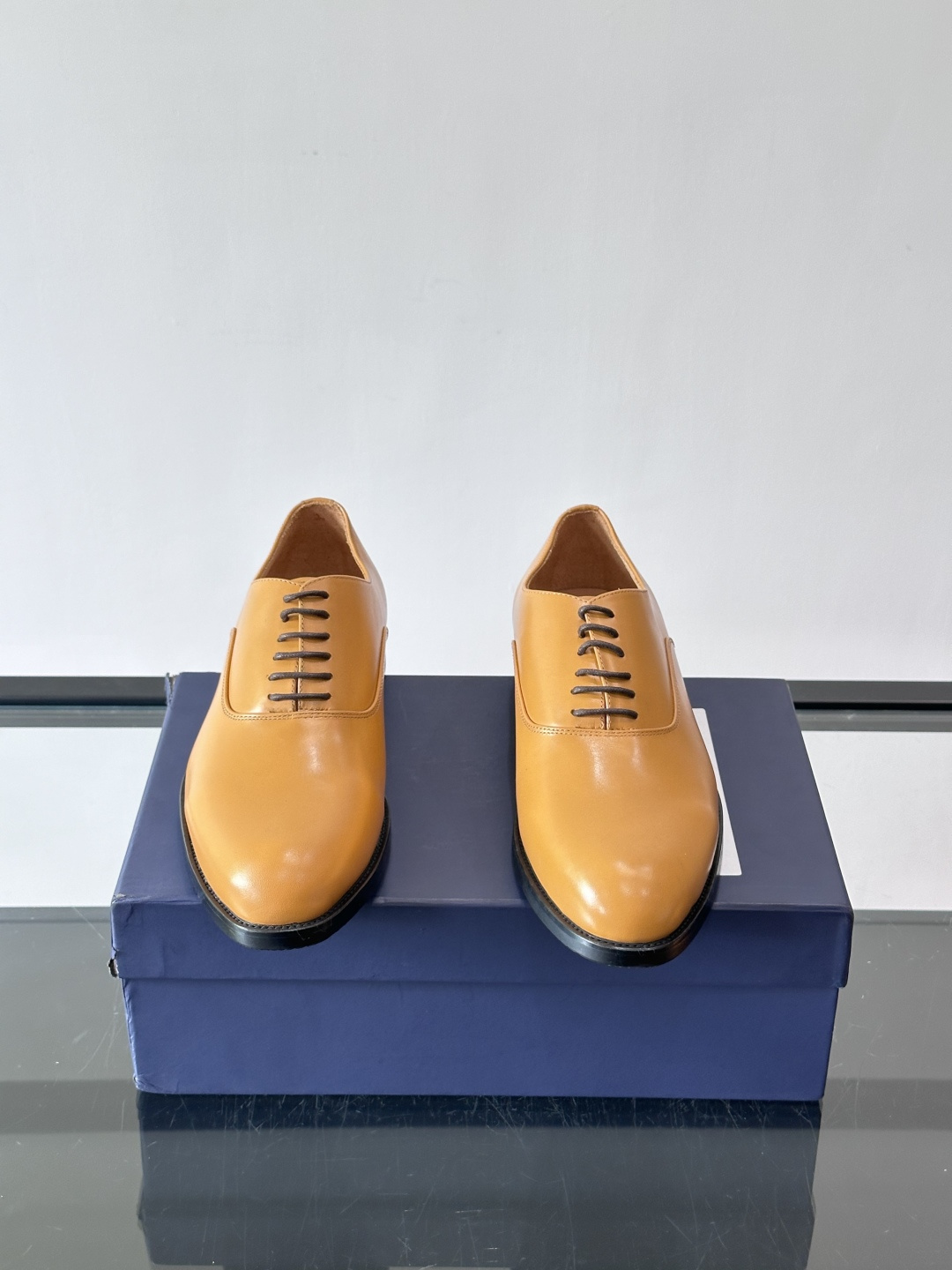 J·M男士布洛克皮鞋，采用头层牛皮，表面手工擦色，复古感满满✨。经典布洛克雕花+三接头设计，商务正装、婚