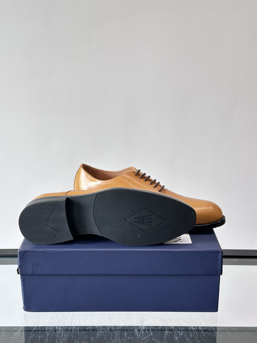 J·M男士布洛克皮鞋，采用头层牛皮，表面手工擦色，复古感满满✨。经典布洛克雕花+三接头设计，商务正装、婚