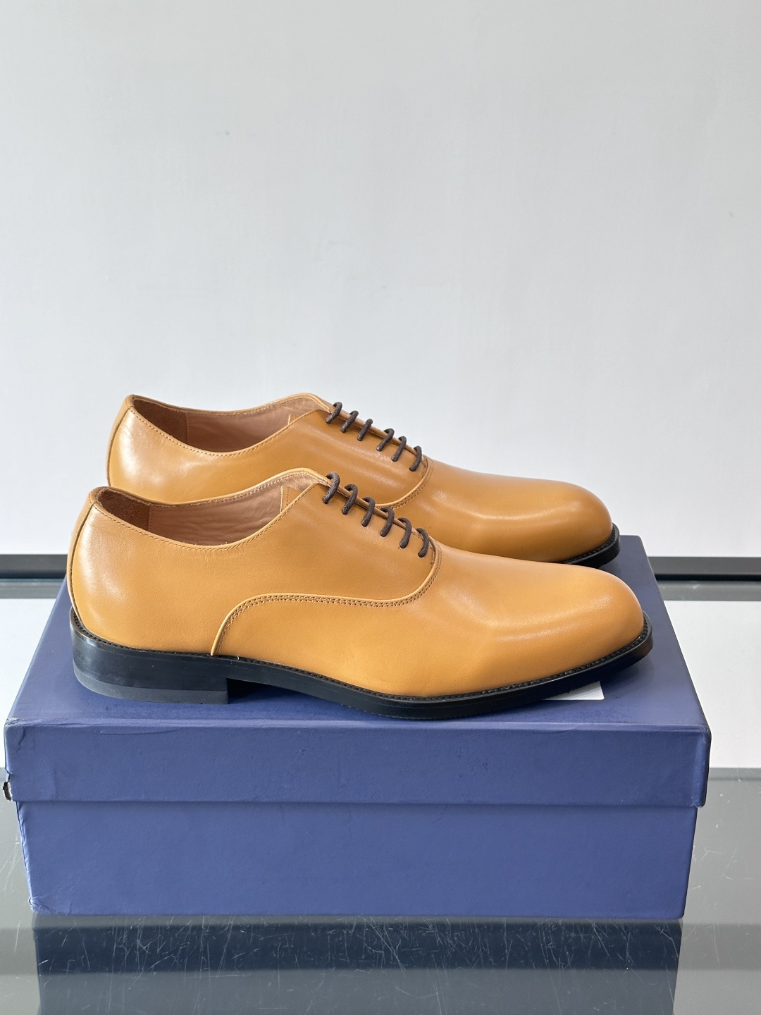 J·M男士布洛克皮鞋，采用头层牛皮，表面手工擦色，复古感满满✨。经典布洛克雕花+三接头设计，商务正装、婚