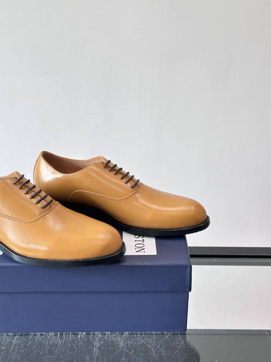 J·M男士布洛克皮鞋，采用头层牛皮，表面手工擦色，复古感满满✨。经典布洛克雕花+三接头设计，商务正装、婚