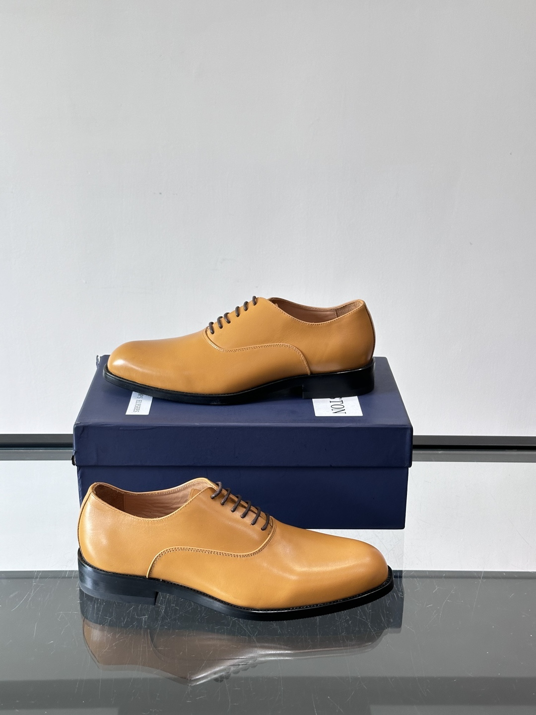 J·M男士布洛克皮鞋，采用头层牛皮，表面手工擦色，复古感满满✨。经典布洛克雕花+三接头设计，商务正装、婚