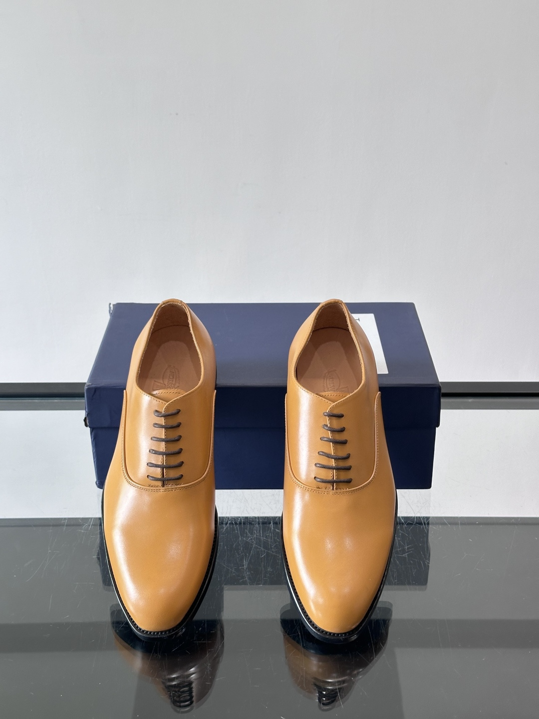 J·M男士布洛克皮鞋，采用头层牛皮，表面手工擦色，复古感满满✨。经典布洛克雕花+三接头设计，商务正装、婚