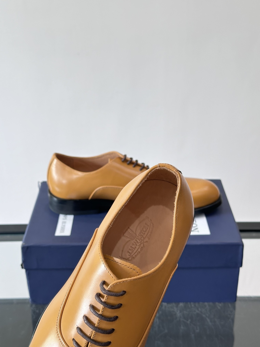 J·M男士布洛克皮鞋，采用头层牛皮，表面手工擦色，复古感满满✨。经典布洛克雕花+三接头设计，商务正装、婚