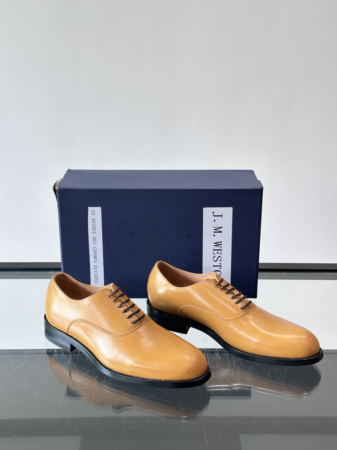 J·M男士布洛克皮鞋，采用头层牛皮，表面手工擦色，复古感满满✨。经典布洛克雕花+三接头设计，商务正装、婚