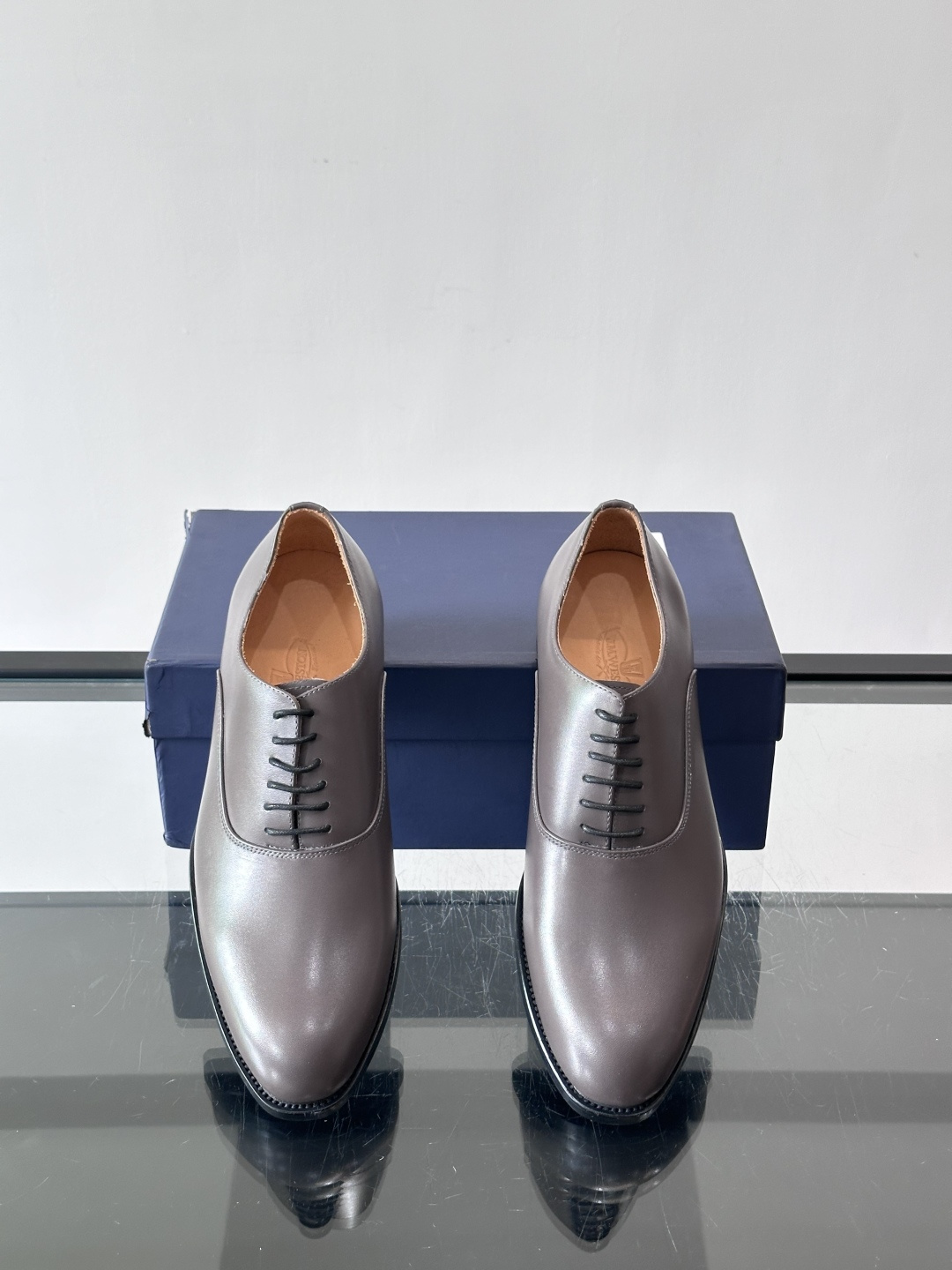 J·M男士布洛克皮鞋，采用头层牛皮，表面手工擦色，复古感满满✨。经典布洛克雕花+三接头设计，商务正装、婚