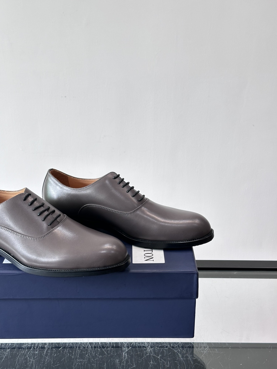 J·M男士布洛克皮鞋，采用头层牛皮，表面手工擦色，复古感满满✨。经典布洛克雕花+三接头设计，商务正装、婚