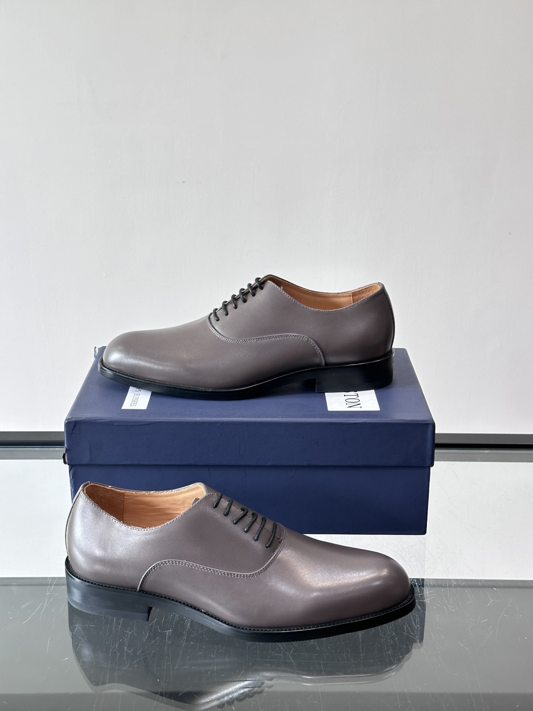 J·M男士布洛克皮鞋，采用头层牛皮，表面手工擦色，复古感满满✨。经典布洛克雕花+三接头设计，商务正装、婚