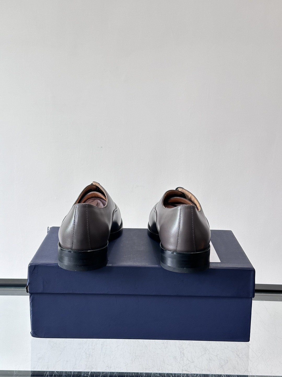 J·M男士布洛克皮鞋，采用头层牛皮，表面手工擦色，复古感满满✨。经典布洛克雕花+三接头设计，商务正装、婚