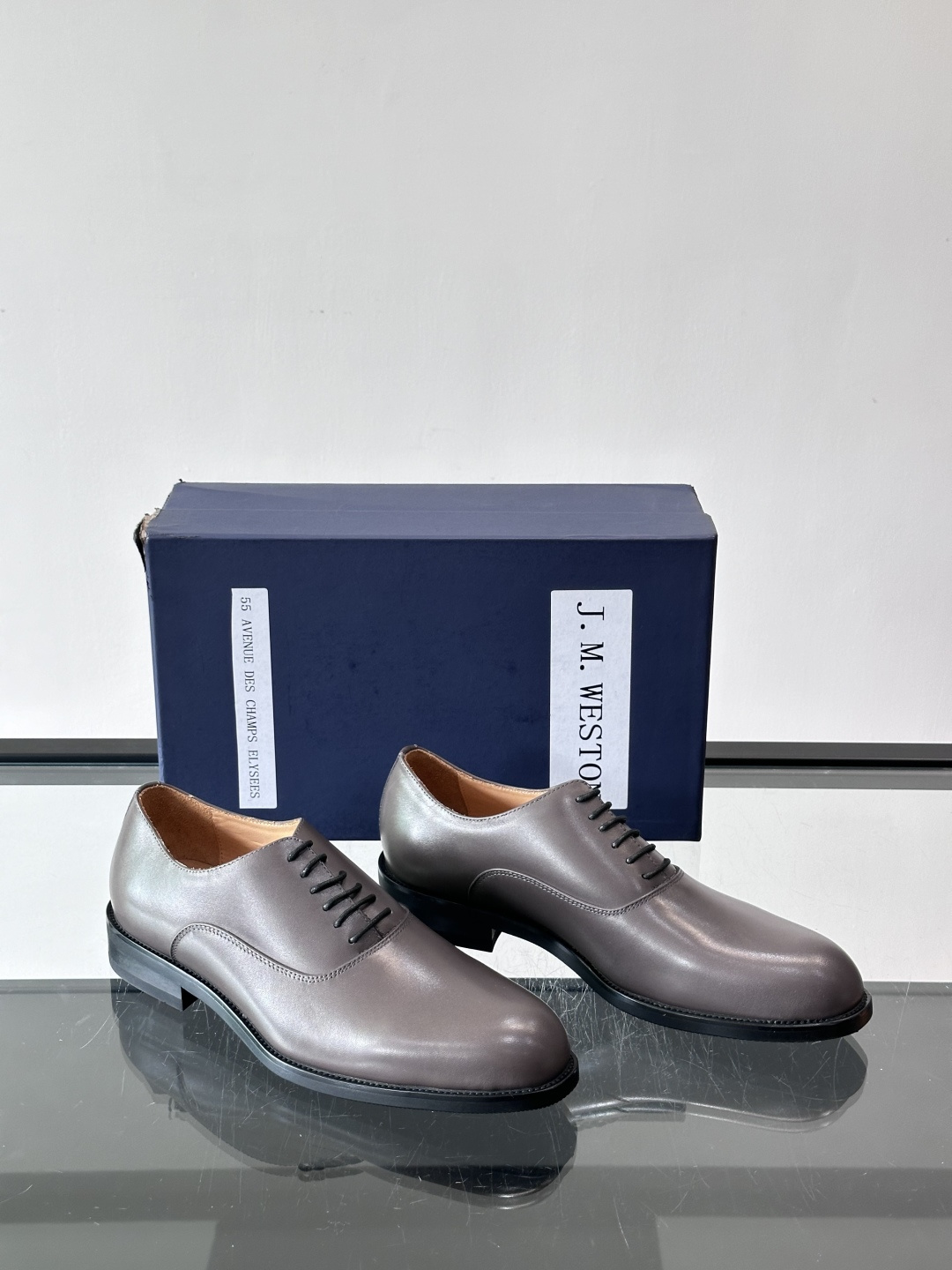 J·M男士布洛克皮鞋，采用头层牛皮，表面手工擦色，复古感满满✨。经典布洛克雕花+三接头设计，商务正装、婚