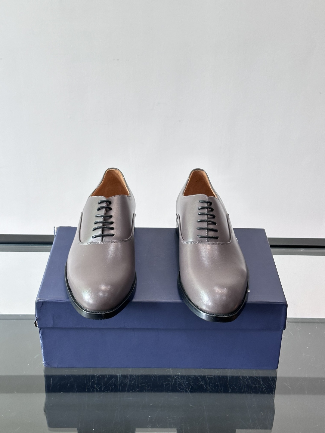 J·M男士布洛克皮鞋，采用头层牛皮，表面手工擦色，复古感满满✨。经典布洛克雕花+三接头设计，商务正装、婚