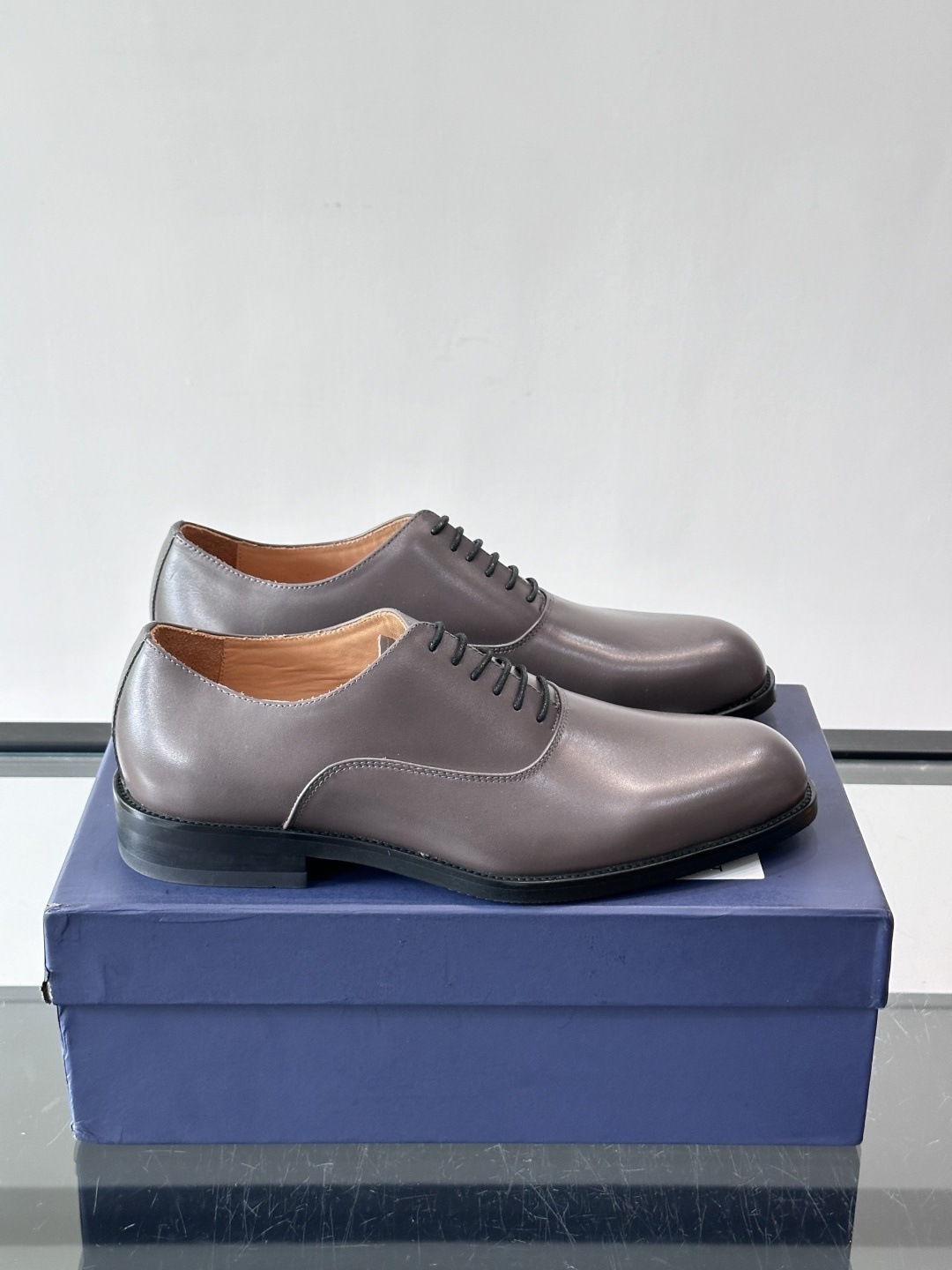 J·M男士布洛克皮鞋，采用头层牛皮，表面手工擦色，复古感满满✨。经典布洛克雕花+三接头设计，商务正装、婚