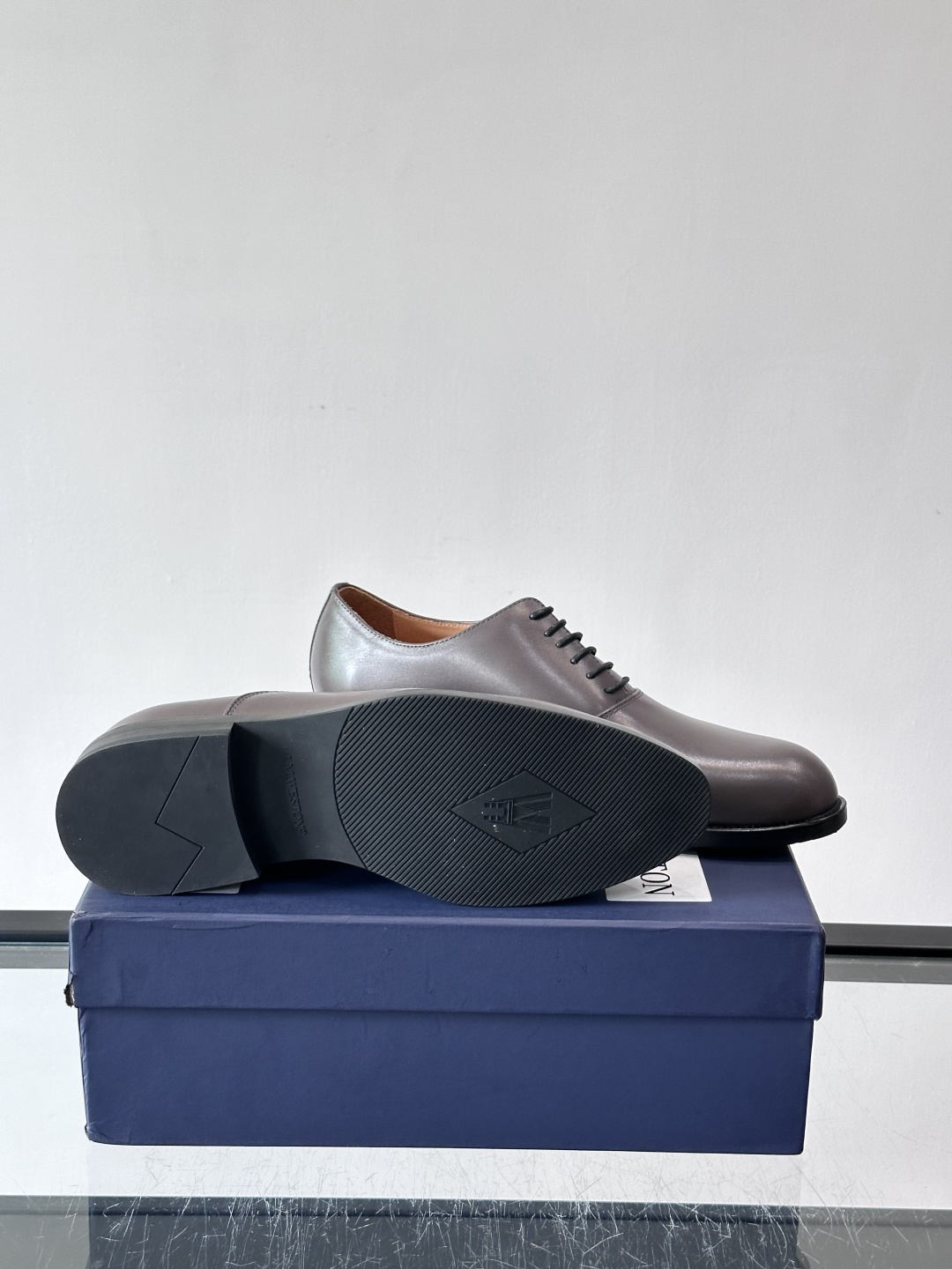 J·M男士布洛克皮鞋，采用头层牛皮，表面手工擦色，复古感满满✨。经典布洛克雕花+三接头设计，商务正装、婚