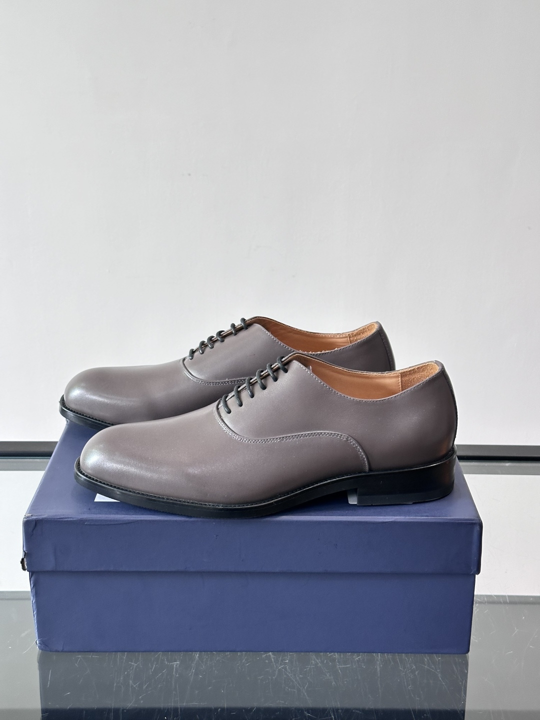 J·M男士布洛克皮鞋，采用头层牛皮，表面手工擦色，复古感满满✨。经典布洛克雕花+三接头设计，商务正装、婚