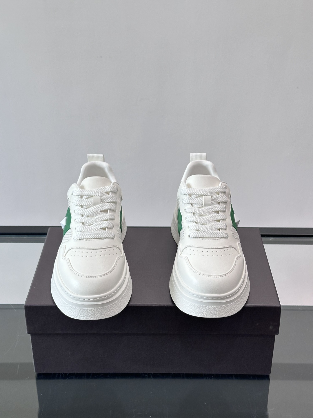 VALENT*华伦天奴男士小白鞋采用牛皮革鞋面，柔软透气，镂空设计超有细节感✨。厚底松糕结构，增高约5c