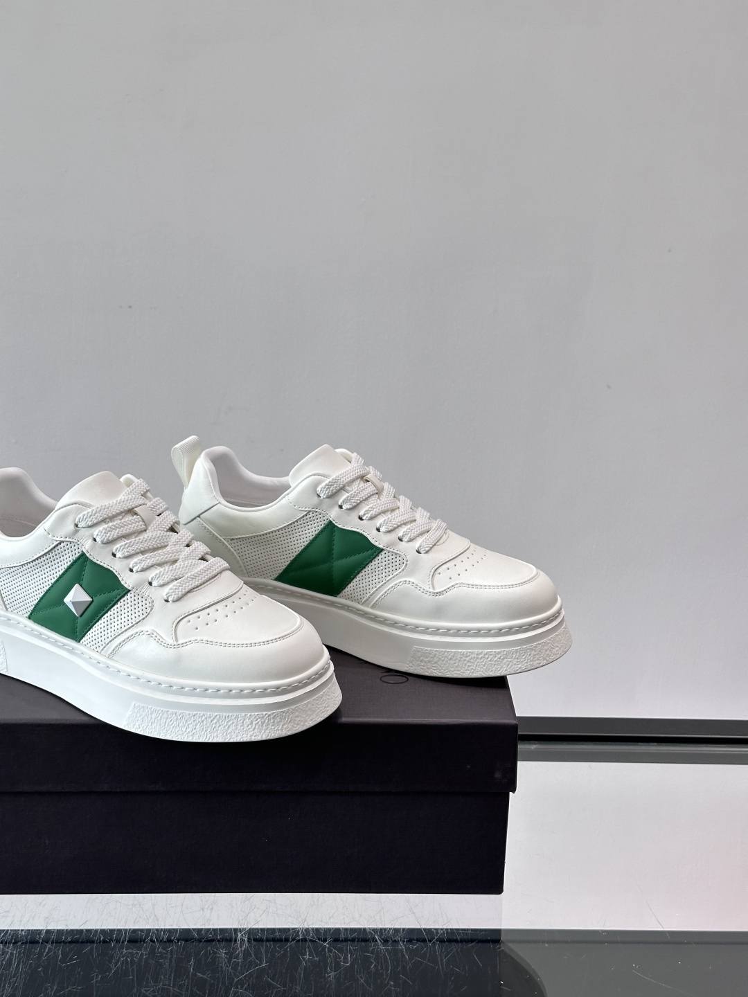 VALENT*华伦天奴男士小白鞋采用牛皮革鞋面，柔软透气，镂空设计超有细节感✨。厚底松糕结构，增高约5c