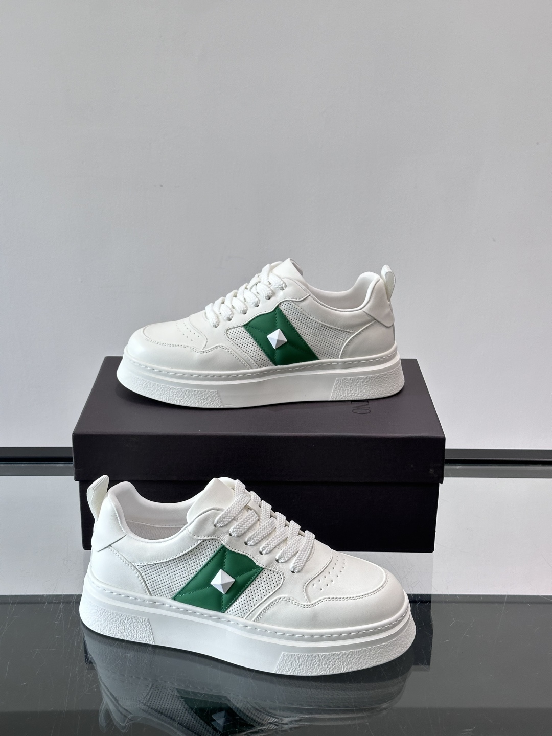 VALENT*华伦天奴男士小白鞋采用牛皮革鞋面，柔软透气，镂空设计超有细节感✨。厚底松糕结构，增高约5c