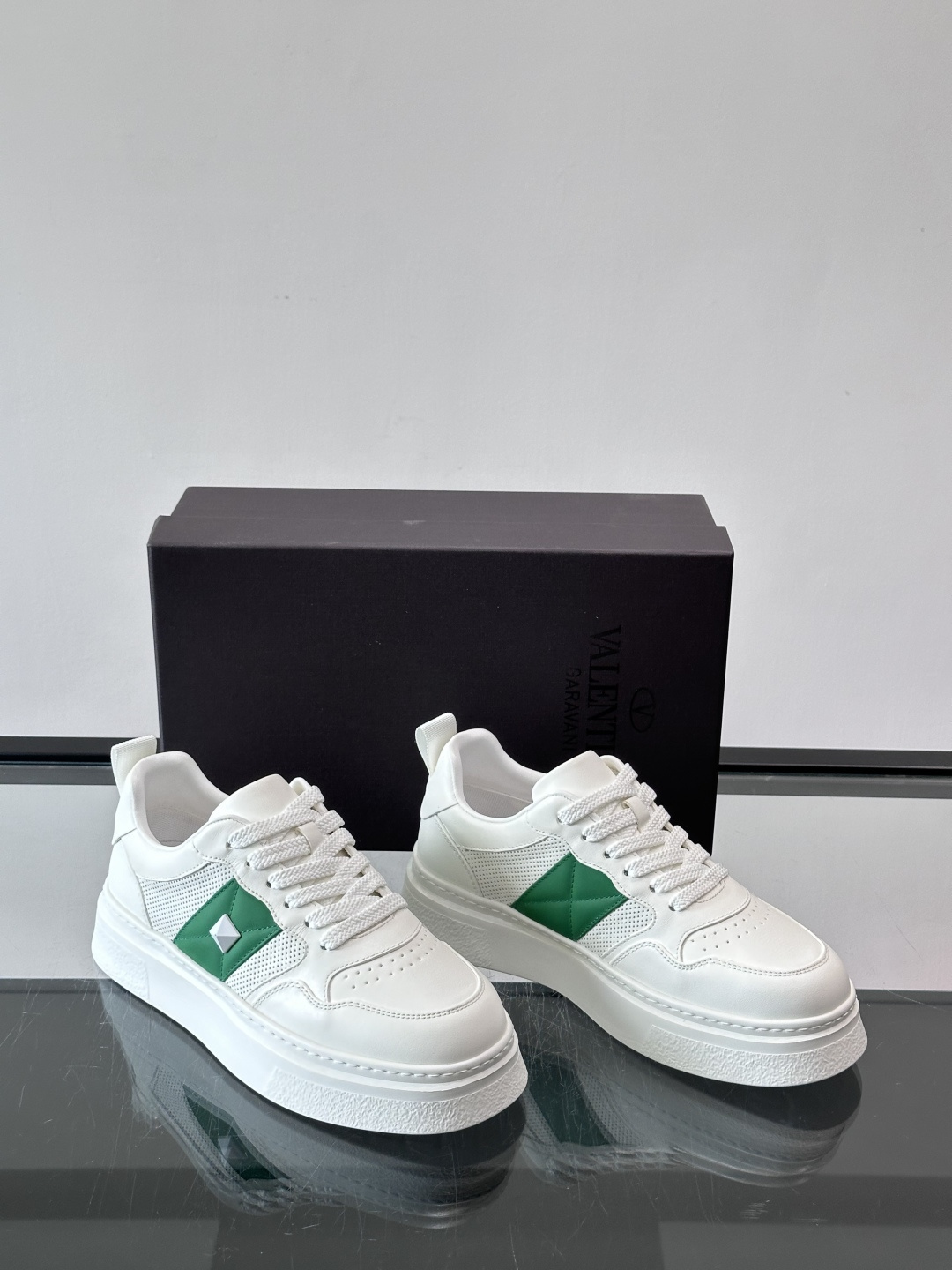 VALENT*华伦天奴男士小白鞋采用牛皮革鞋面，柔软透气，镂空设计超有细节感✨。厚底松糕结构，增高约5c