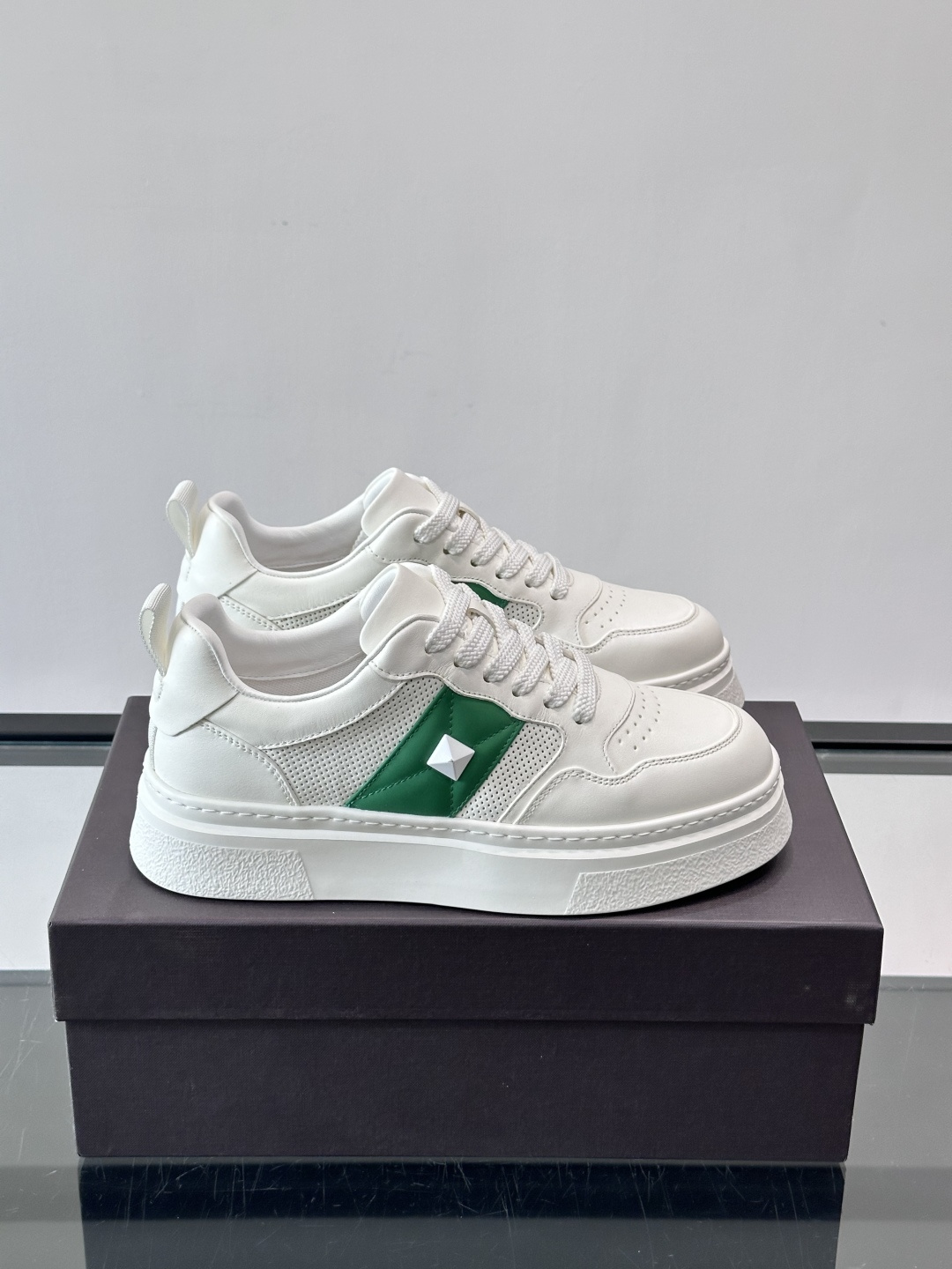 VALENT*华伦天奴男士小白鞋采用牛皮革鞋面，柔软透气，镂空设计超有细节感✨。厚底松糕结构，增高约5c