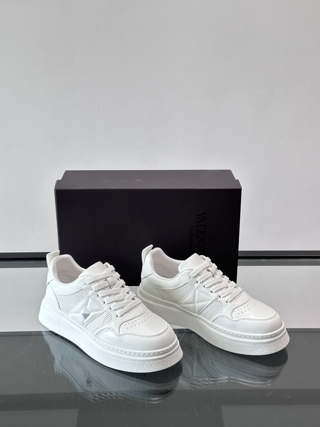 VALENT*华伦天奴男士小白鞋采用牛皮革鞋面，柔软透气，镂空设计超有细节感✨。厚底松糕结构，增高约5c