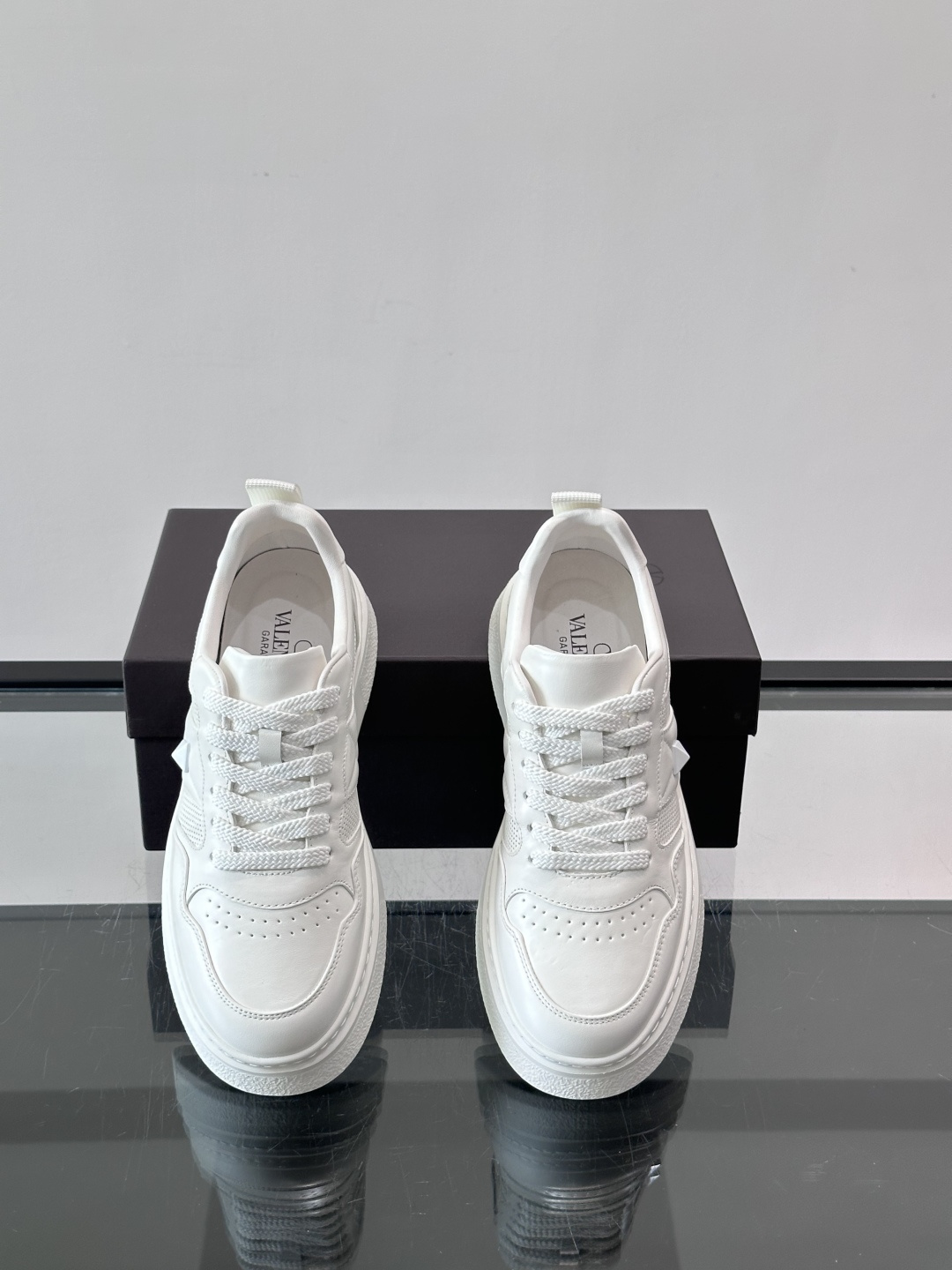 VALENT*华伦天奴男士小白鞋采用牛皮革鞋面，柔软透气，镂空设计超有细节感✨。厚底松糕结构，增高约5c