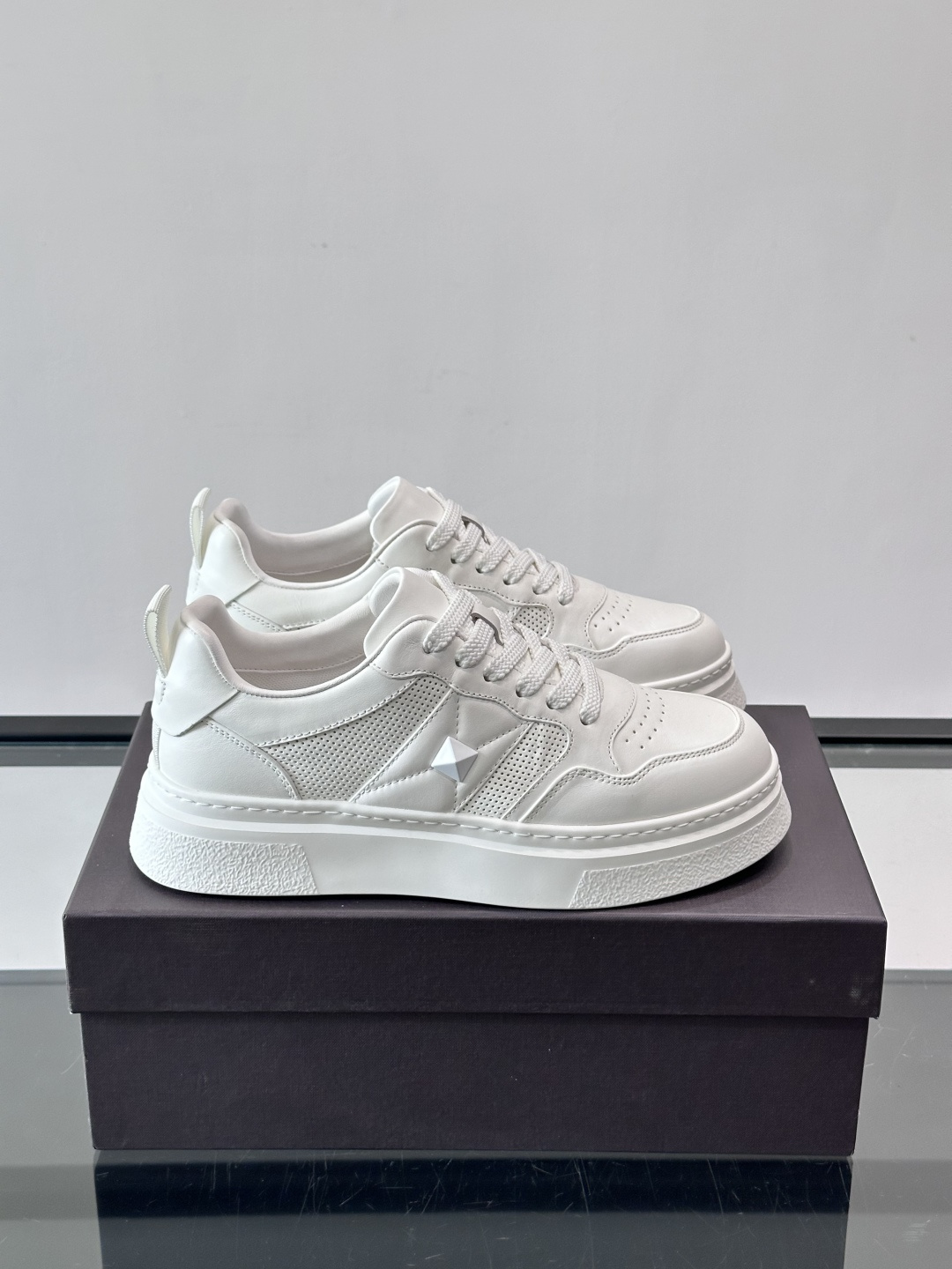 VALENT*华伦天奴男士小白鞋采用牛皮革鞋面，柔软透气，镂空设计超有细节感✨。厚底松糕结构，增高约5c