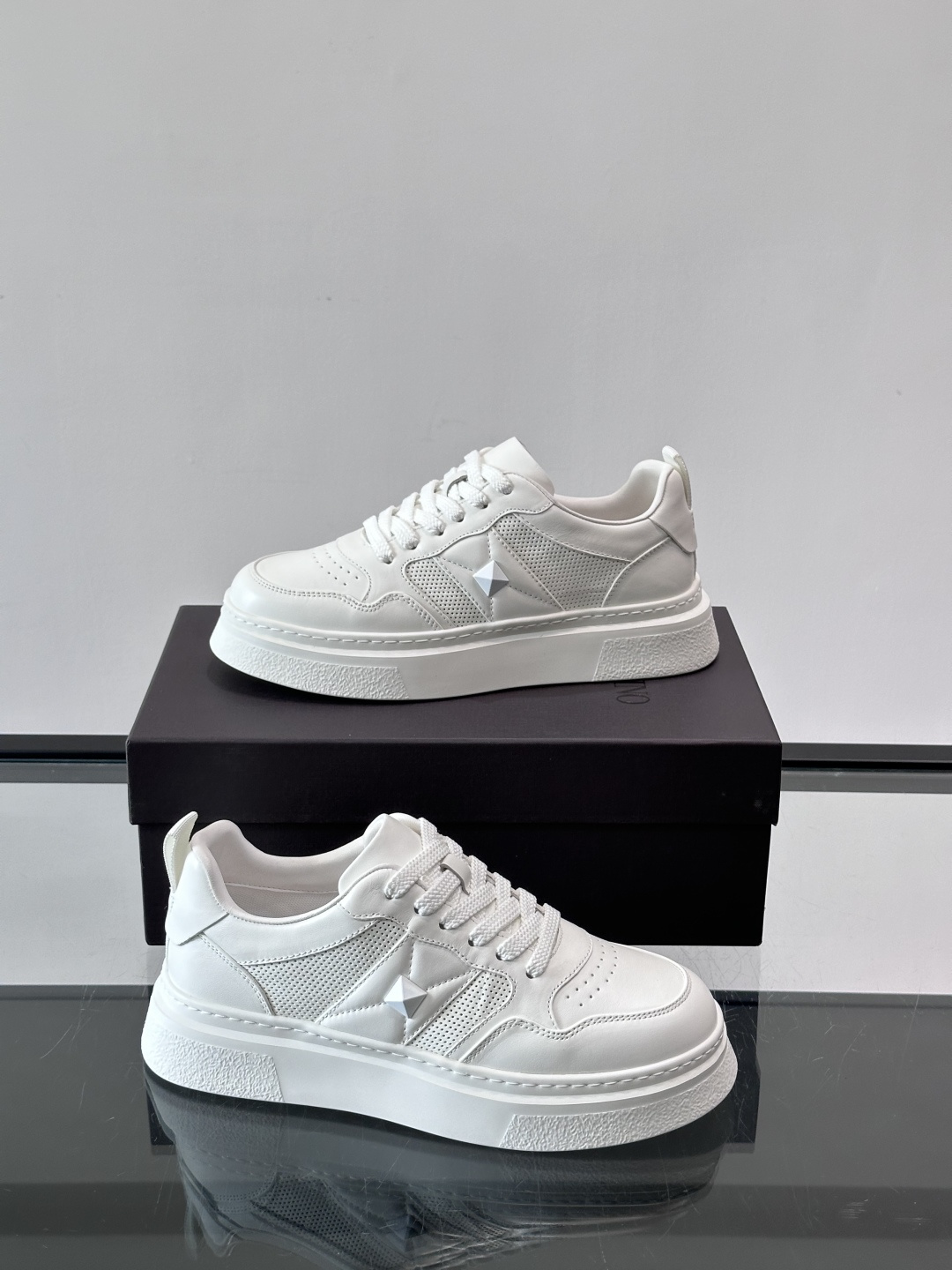 VALENT*华伦天奴男士小白鞋采用牛皮革鞋面，柔软透气，镂空设计超有细节感✨。厚底松糕结构，增高约5c