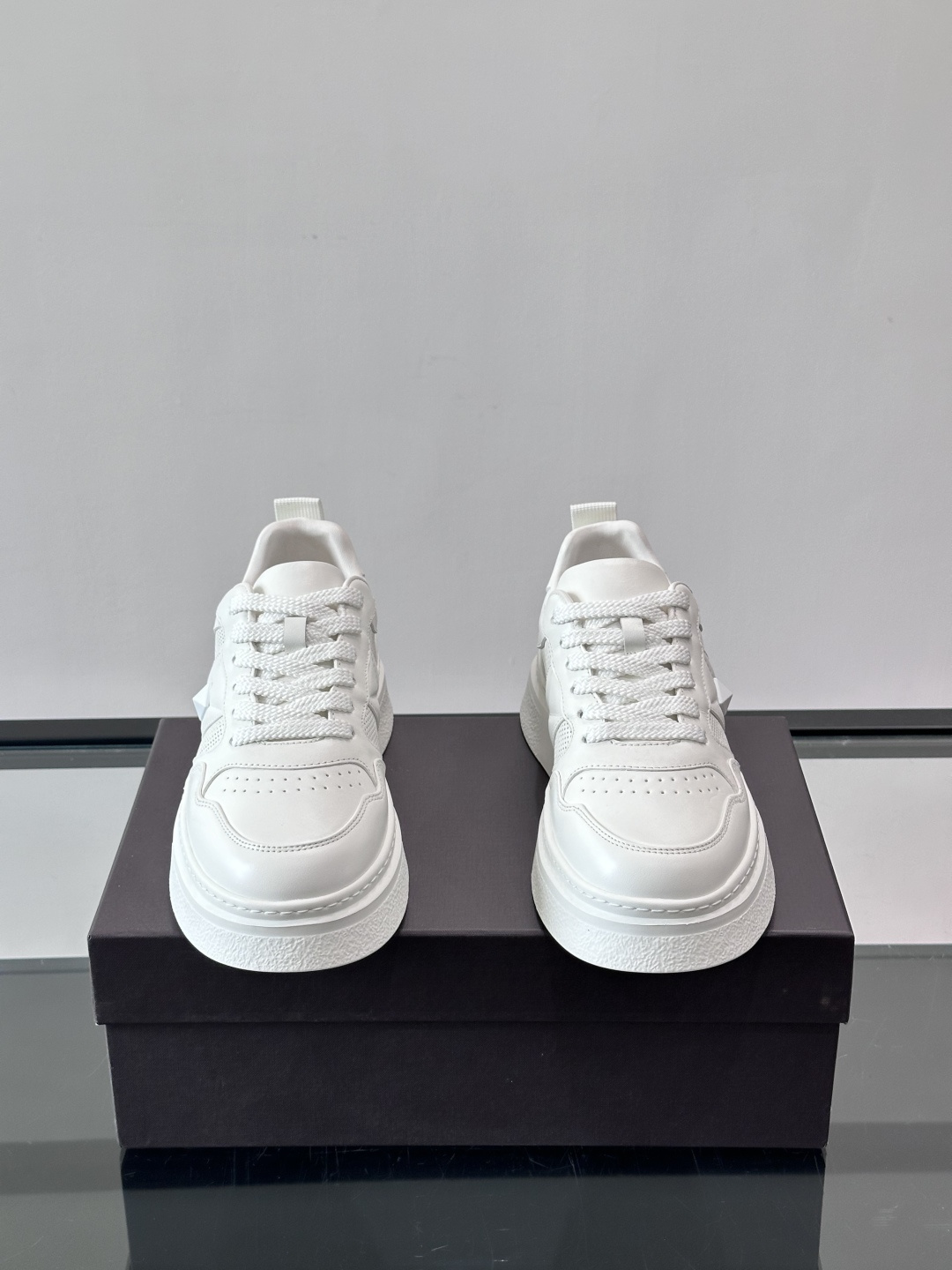 VALENT*华伦天奴男士小白鞋采用牛皮革鞋面，柔软透气，镂空设计超有细节感✨。厚底松糕结构，增高约5c