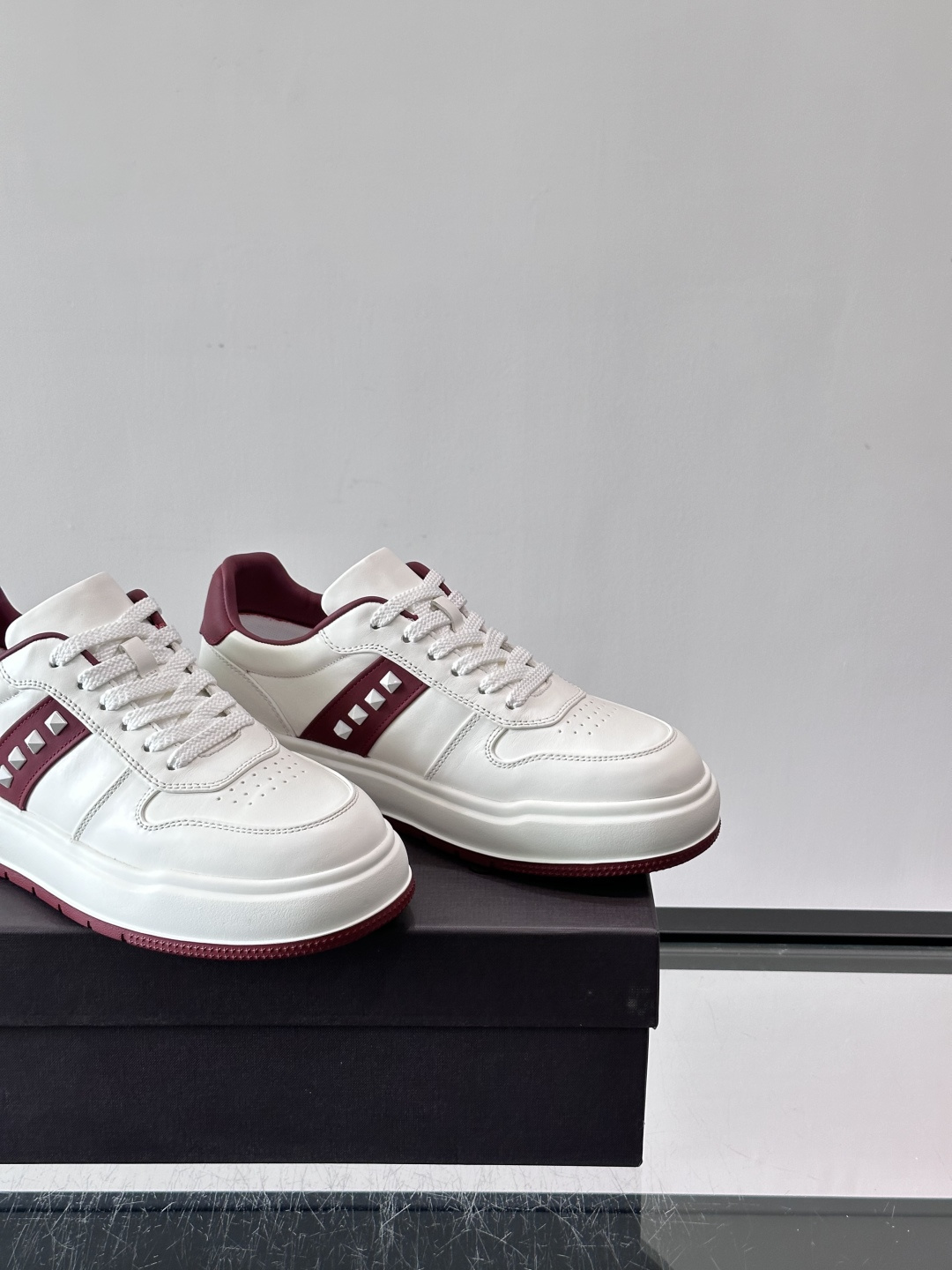 VALENT*华伦天奴男士小白鞋采用牛皮革鞋面，柔软透气，镂空设计超有细节感✨。厚底松糕结构，增高约5c