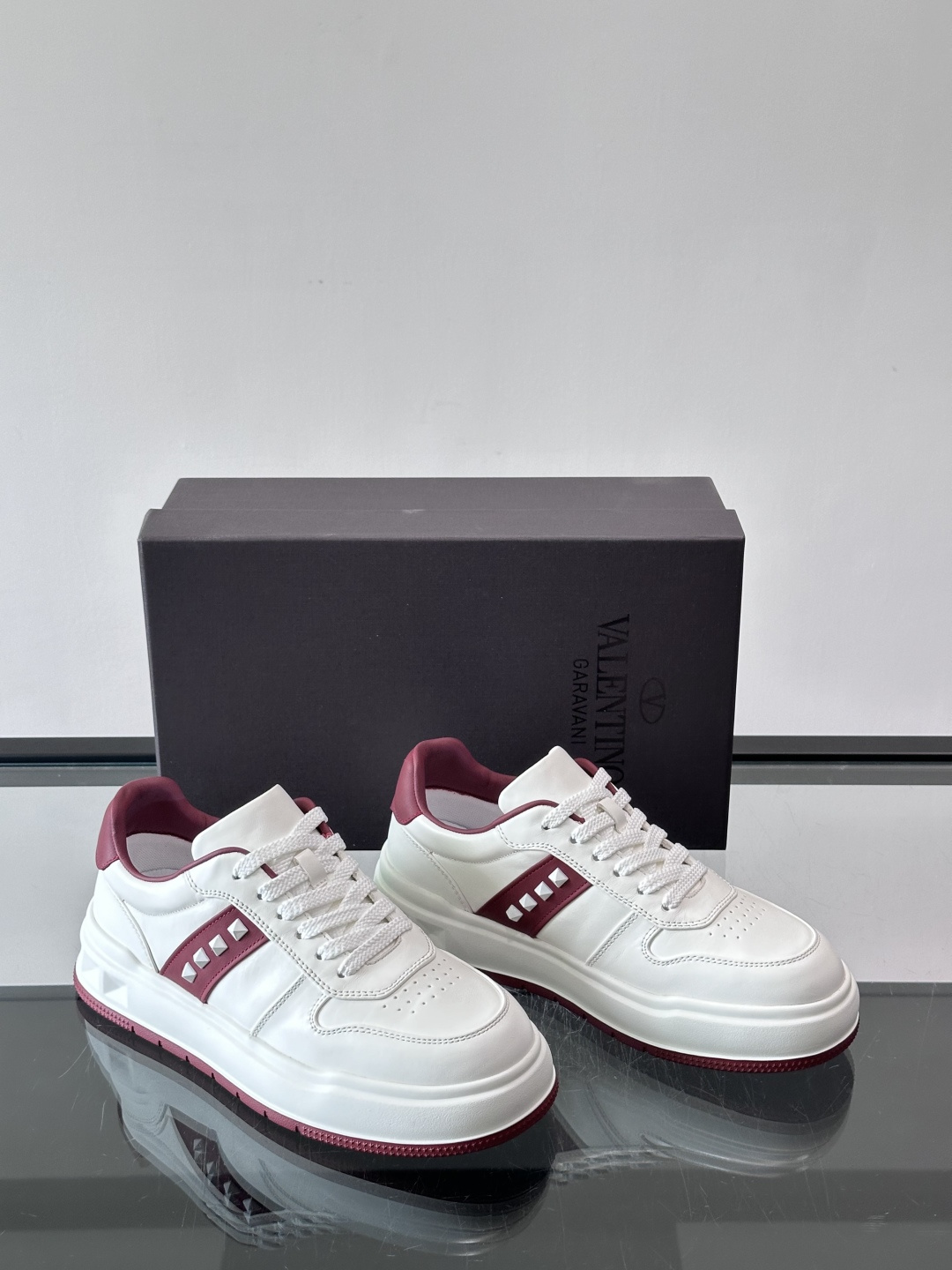 VALENT*华伦天奴男士小白鞋采用牛皮革鞋面，柔软透气，镂空设计超有细节感✨。厚底松糕结构，增高约5c