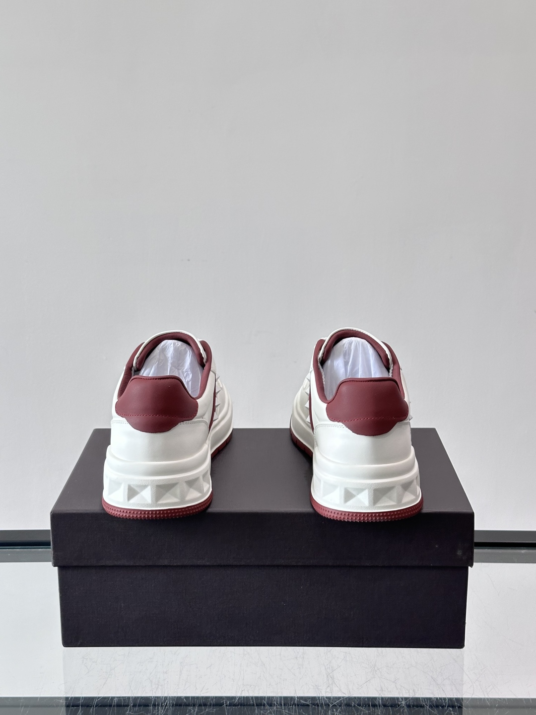 VALENT*华伦天奴男士小白鞋采用牛皮革鞋面，柔软透气，镂空设计超有细节感✨。厚底松糕结构，增高约5c