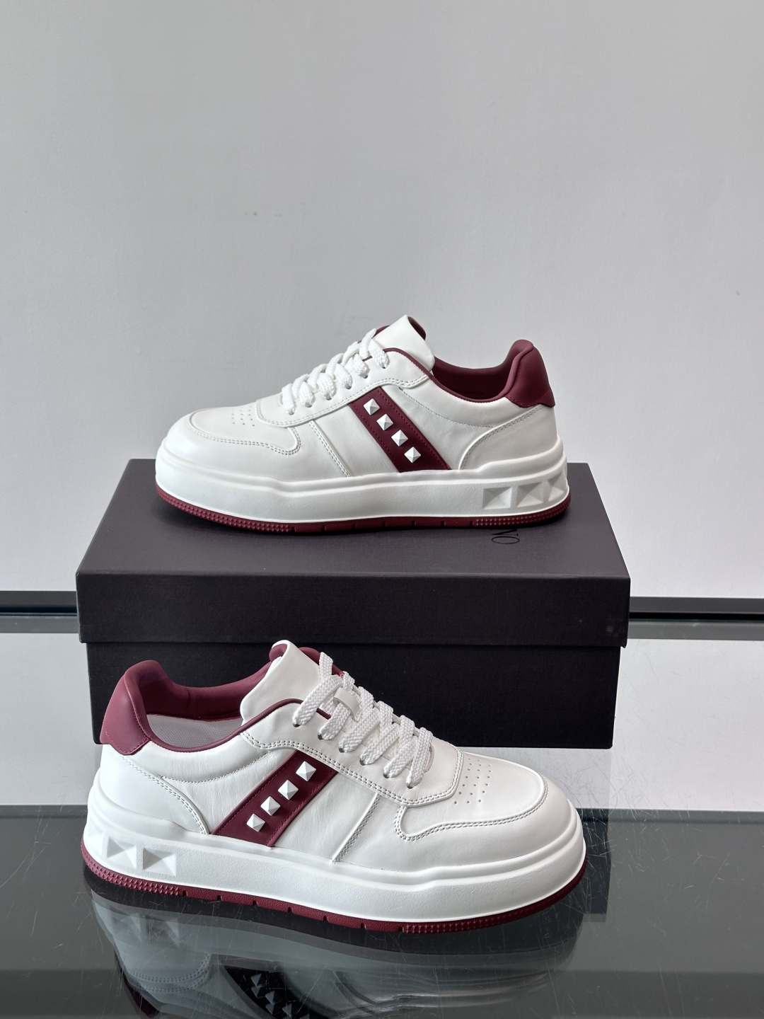 VALENT*华伦天奴男士小白鞋采用牛皮革鞋面，柔软透气，镂空设计超有细节感✨。厚底松糕结构，增高约5c