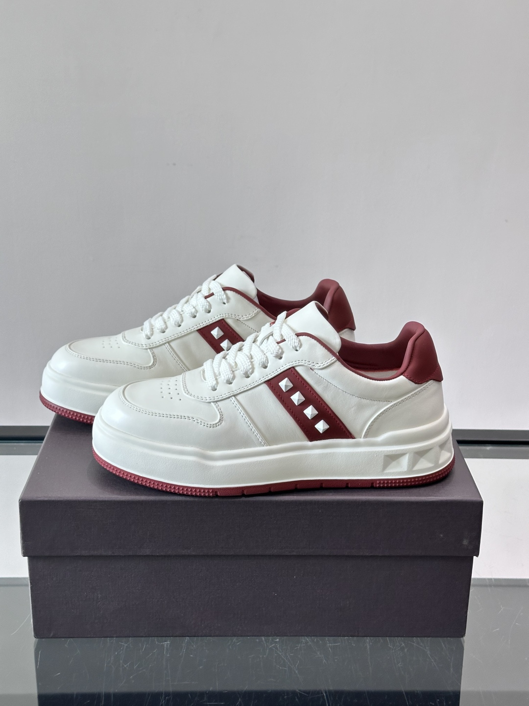 VALENT*华伦天奴男士小白鞋采用牛皮革鞋面，柔软透气，镂空设计超有细节感✨。厚底松糕结构，增高约5c