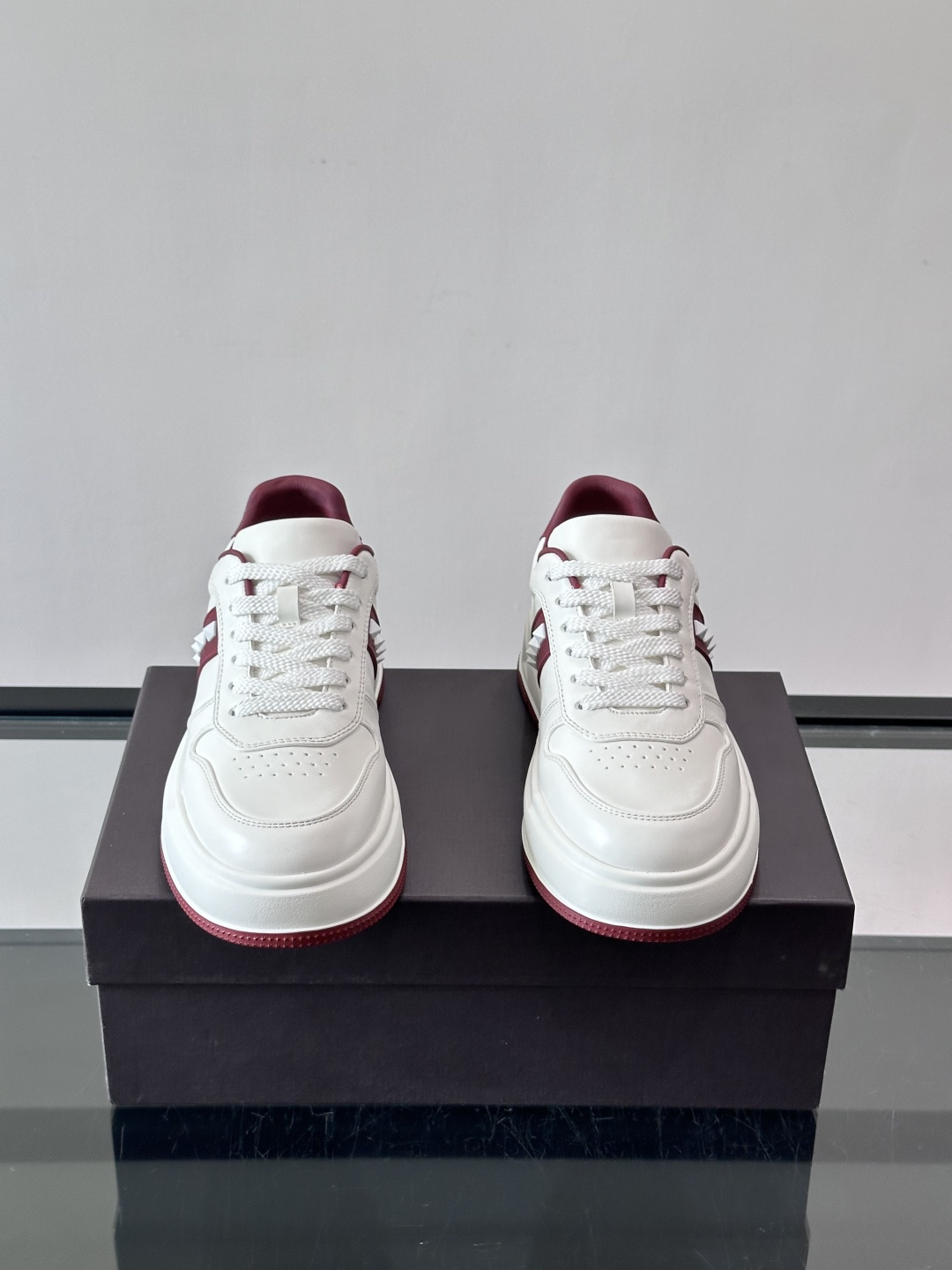 VALENT*华伦天奴男士小白鞋采用牛皮革鞋面，柔软透气，镂空设计超有细节感✨。厚底松糕结构，增高约5c