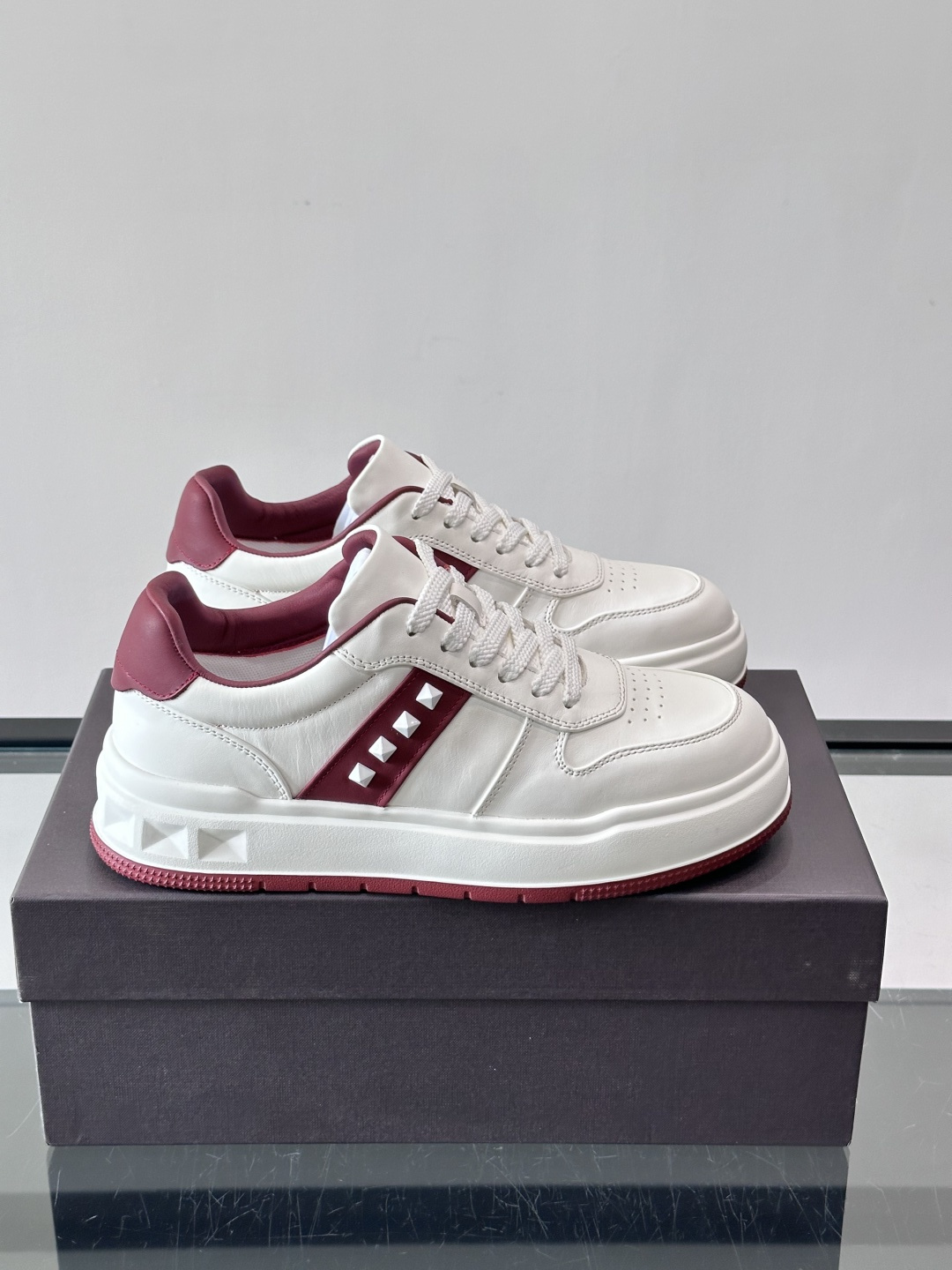 VALENT*华伦天奴男士小白鞋采用牛皮革鞋面，柔软透气，镂空设计超有细节感✨。厚底松糕结构，增高约5c