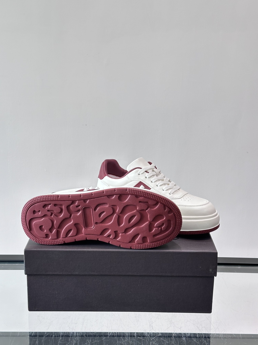 VALENT*华伦天奴男士小白鞋采用牛皮革鞋面，柔软透气，镂空设计超有细节感✨。厚底松糕结构，增高约5c