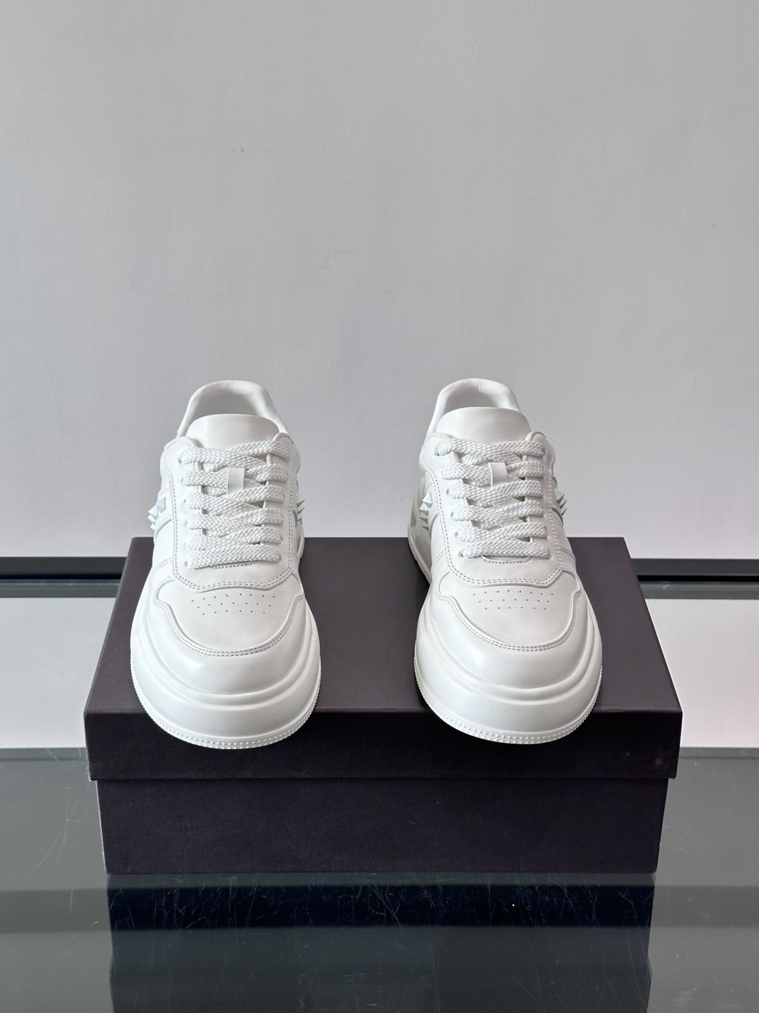 VALENT*华伦天奴男士小白鞋采用牛皮革鞋面，柔软透气，镂空设计超有细节感✨。厚底松糕结构，增高约5c