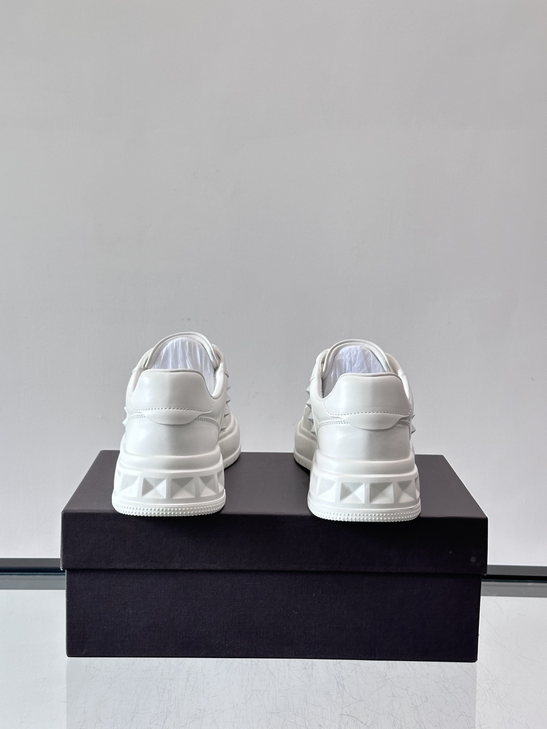 VALENT*华伦天奴男士小白鞋采用牛皮革鞋面，柔软透气，镂空设计超有细节感✨。厚底松糕结构，增高约5c