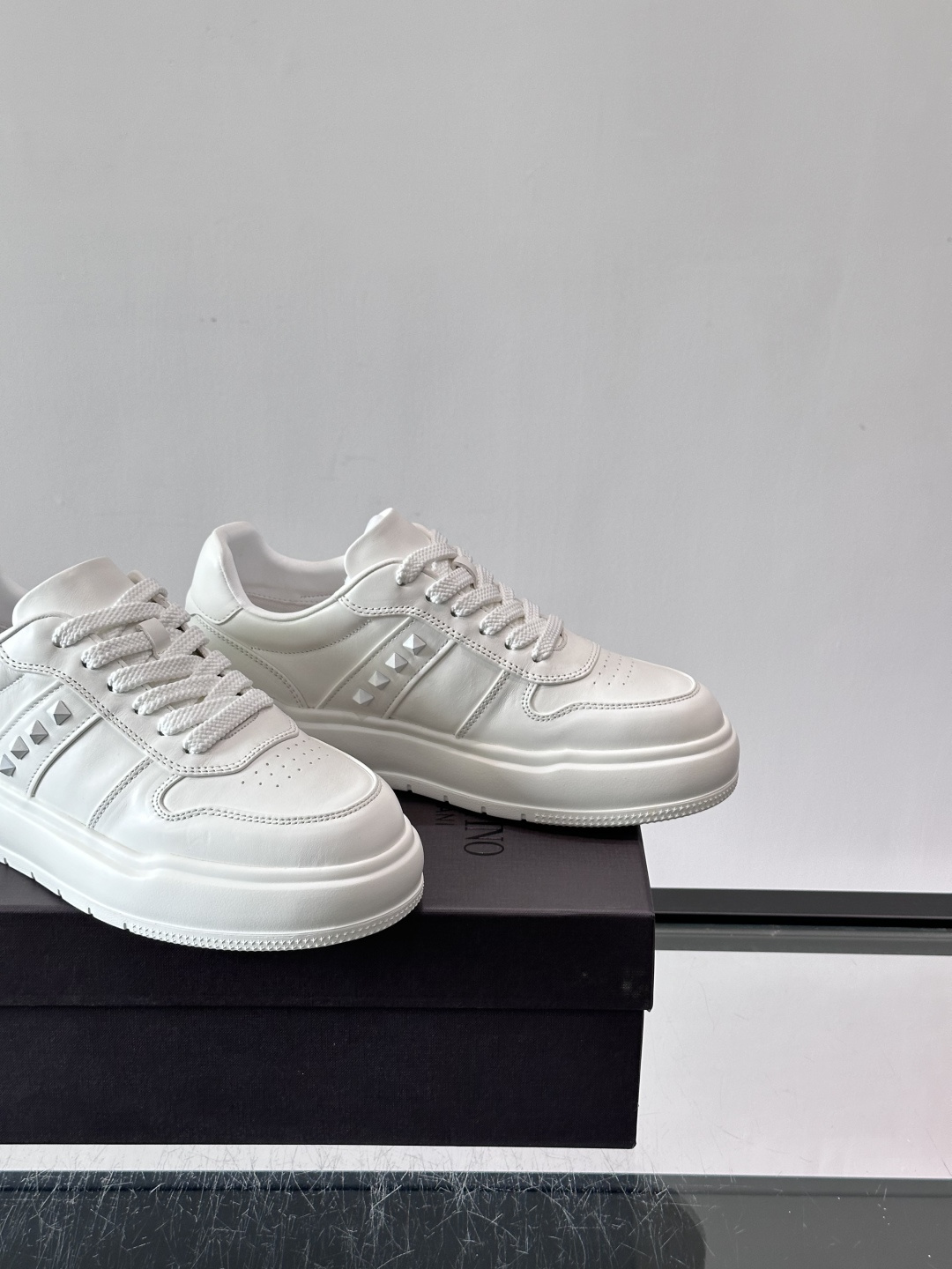 VALENT*华伦天奴男士小白鞋采用牛皮革鞋面，柔软透气，镂空设计超有细节感✨。厚底松糕结构，增高约5c