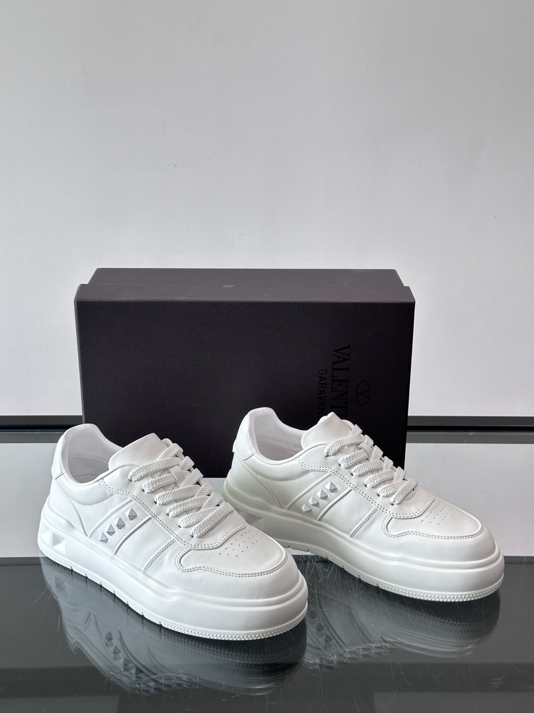 VALENT*华伦天奴男士小白鞋采用牛皮革鞋面，柔软透气，镂空设计超有细节感✨。厚底松糕结构，增高约5c