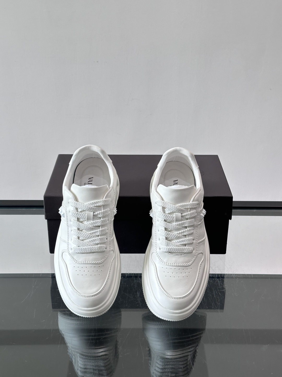 VALENT*华伦天奴男士小白鞋采用牛皮革鞋面，柔软透气，镂空设计超有细节感✨。厚底松糕结构，增高约5c