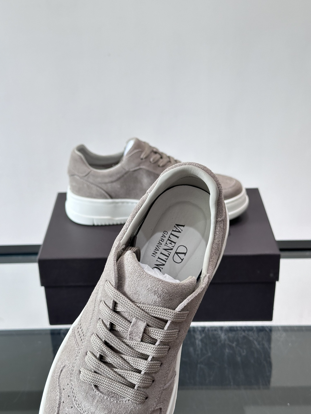 VALENT*华伦天奴男士小白鞋采用牛皮革鞋面，柔软透气，镂空设计超有细节感✨。厚底松糕结构，增高约5c