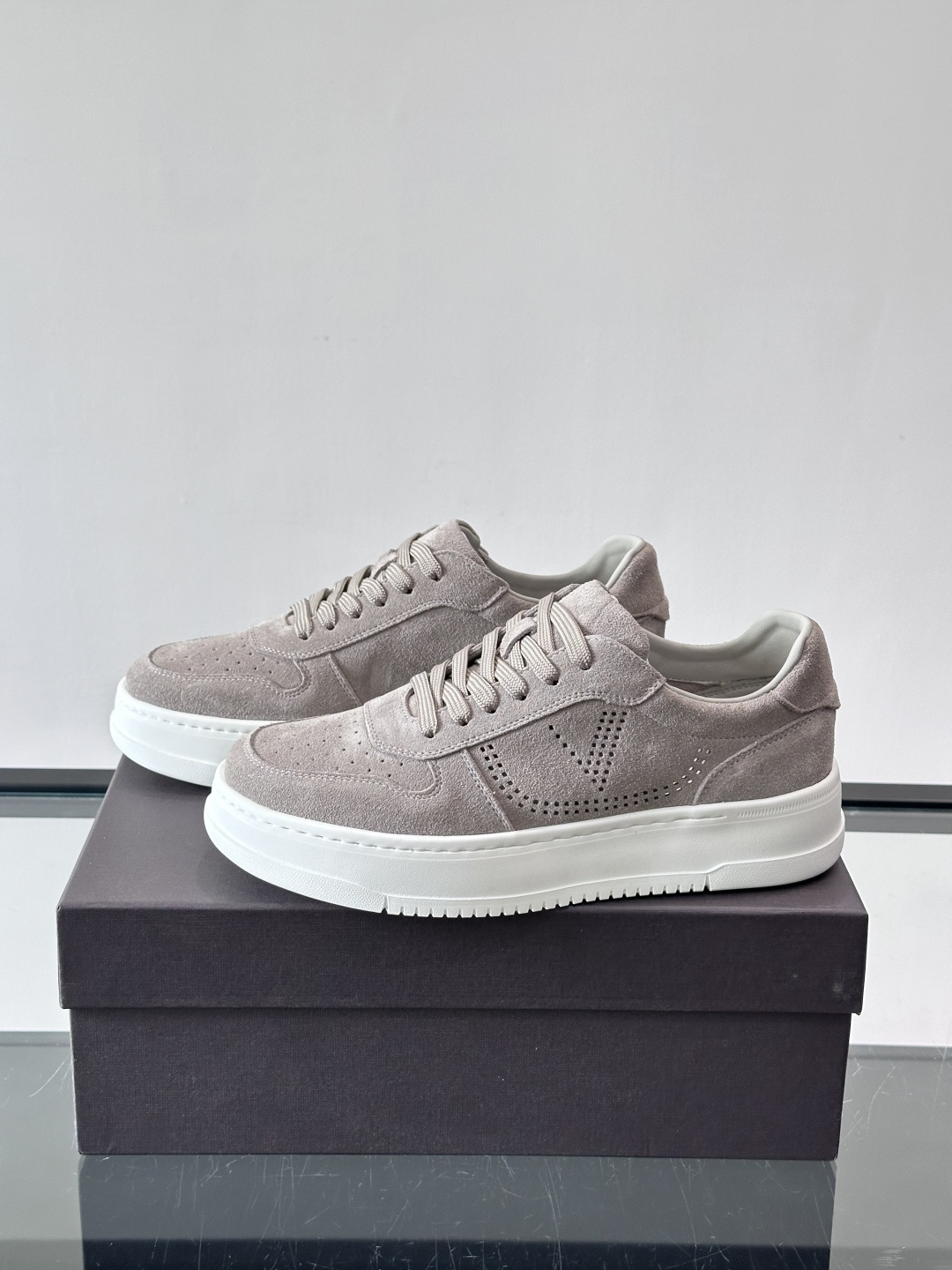 VALENT*华伦天奴男士小白鞋采用牛皮革鞋面，柔软透气，镂空设计超有细节感✨。厚底松糕结构，增高约5c