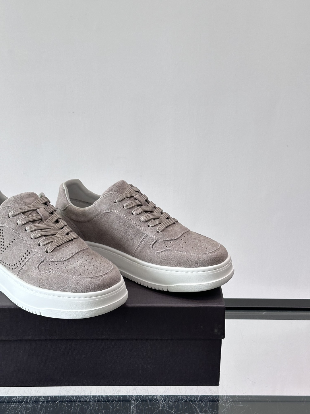 VALENT*华伦天奴男士小白鞋采用牛皮革鞋面，柔软透气，镂空设计超有细节感✨。厚底松糕结构，增高约5c