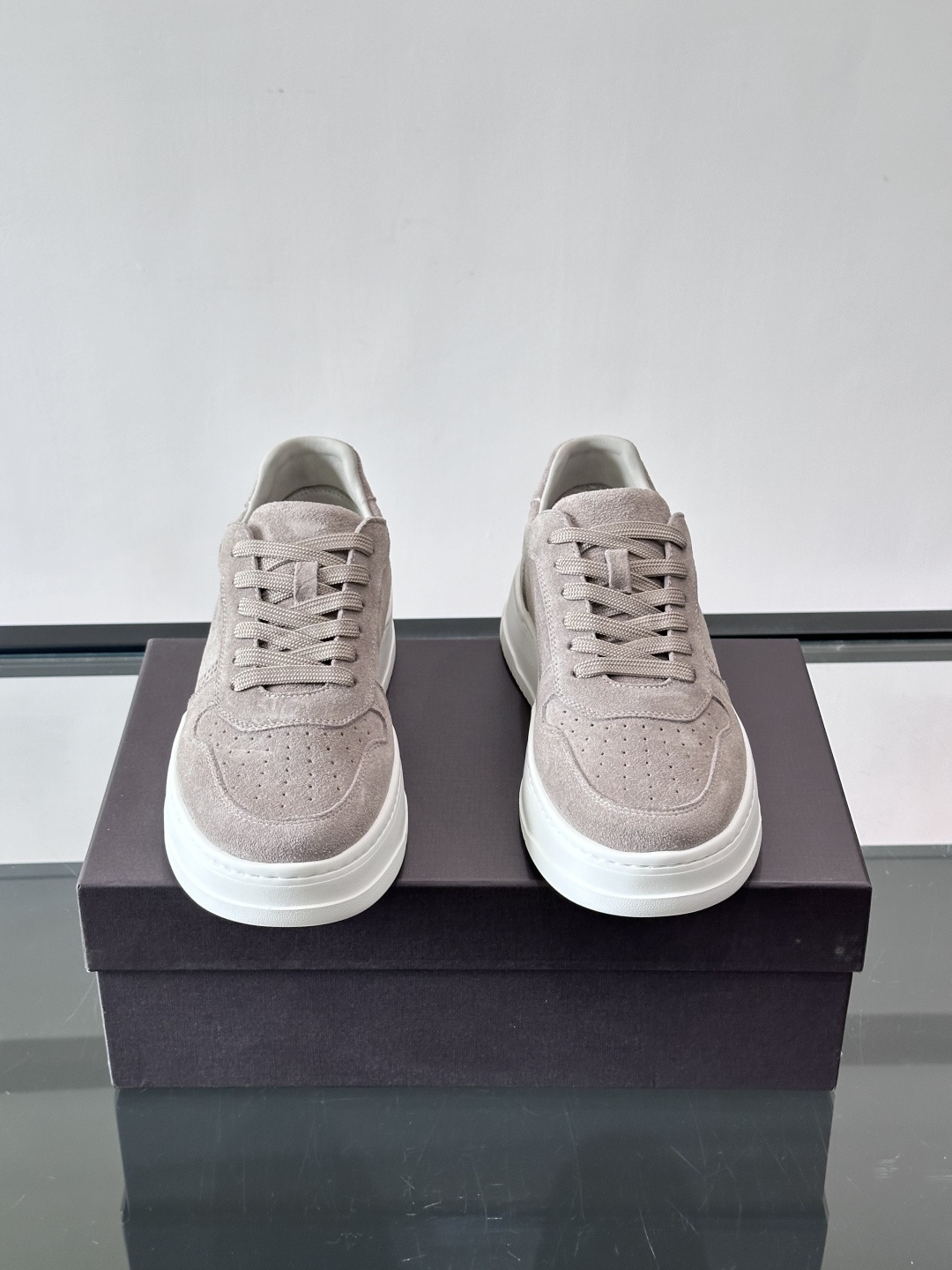 VALENT*华伦天奴男士小白鞋采用牛皮革鞋面，柔软透气，镂空设计超有细节感✨。厚底松糕结构，增高约5c